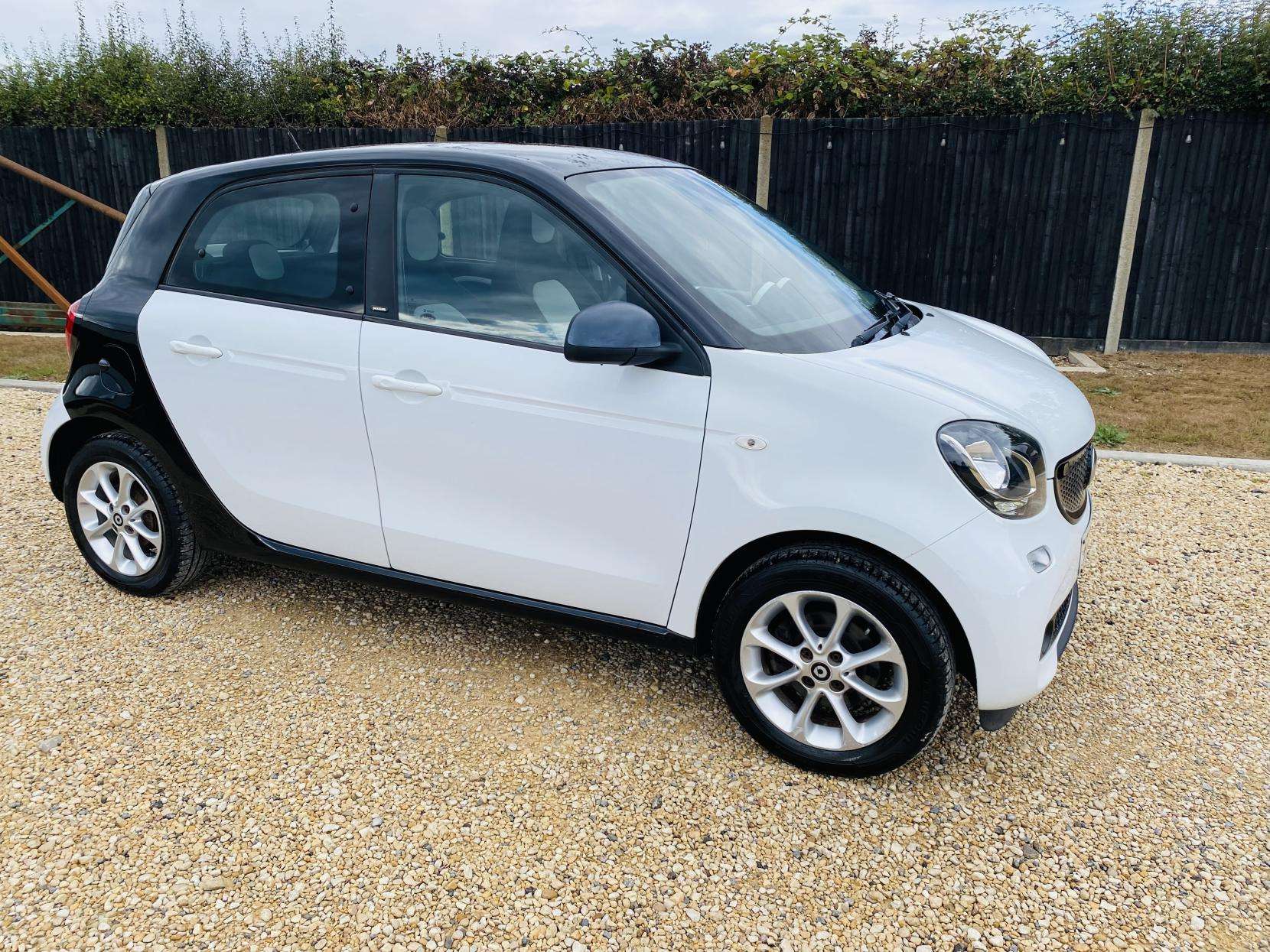 A 2015 SMART FORFOUR 1.0 Passion Hatchback 5dr Petrol Manual Euro 6 (s/s) (71 ps) A 2015 SMART FORFOUR 1.0 Passion Hatchback 5dr Petrol Manual Euro 6 (s/s) (71 ps)
