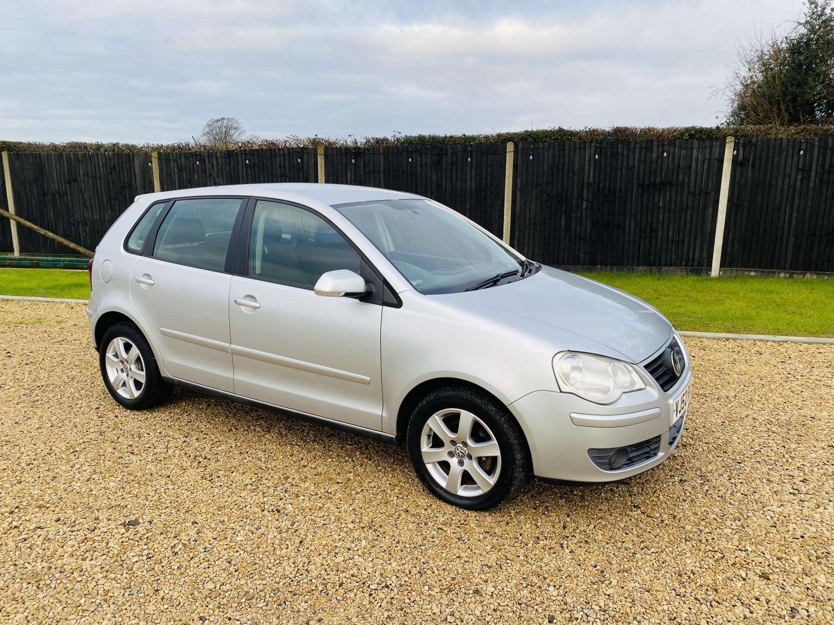 A 2005 VOLKSWAGEN POLO 1.4 SE Hatchback 5dr Petrol Automatic (185 g/km, 74 bhp) A 2005 VOLKSWAGEN POLO 1.4 SE Hatchback 5dr Petrol Automatic (185 g/km, 74 bhp)
