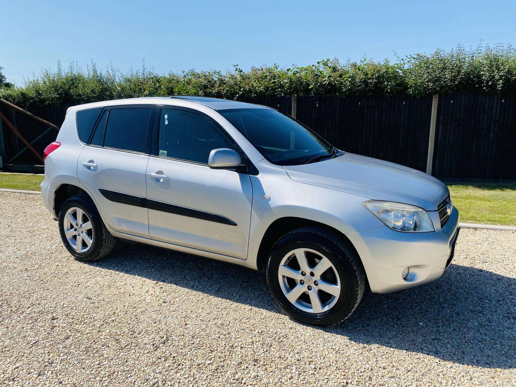 A 2008 TOYOTA RAV4 2.0 XT-R SUV 5dr Petrol Manual 4WD (202 g/km, 150 bhp) A 2008 TOYOTA RAV4 2.0 XT-R SUV 5dr Petrol Manual 4WD (202 g/km, 150 bhp)