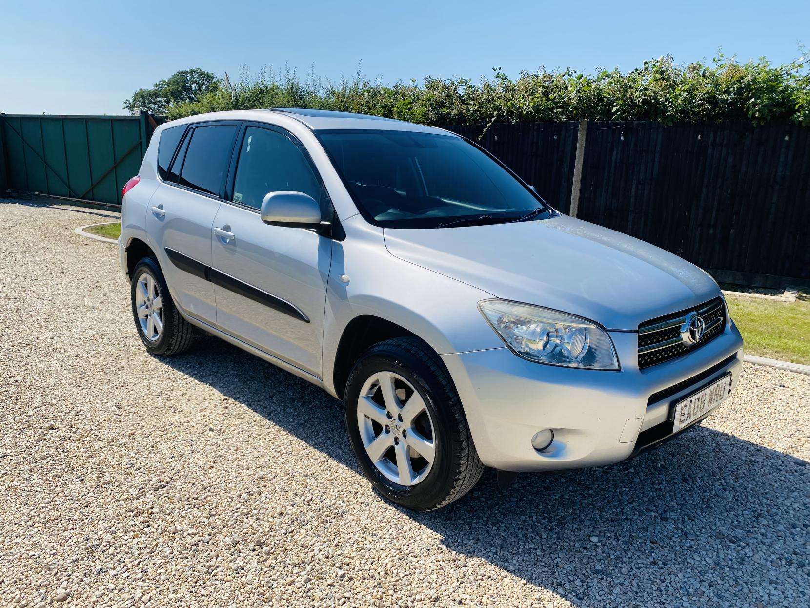 A 2008 TOYOTA RAV4 2.0 XT-R SUV 5dr Petrol Manual 4WD (202 g/km, 150 bhp) A 2008 TOYOTA RAV4 2.0 XT-R SUV 5dr Petrol Manual 4WD (202 g/km, 150 bhp)
