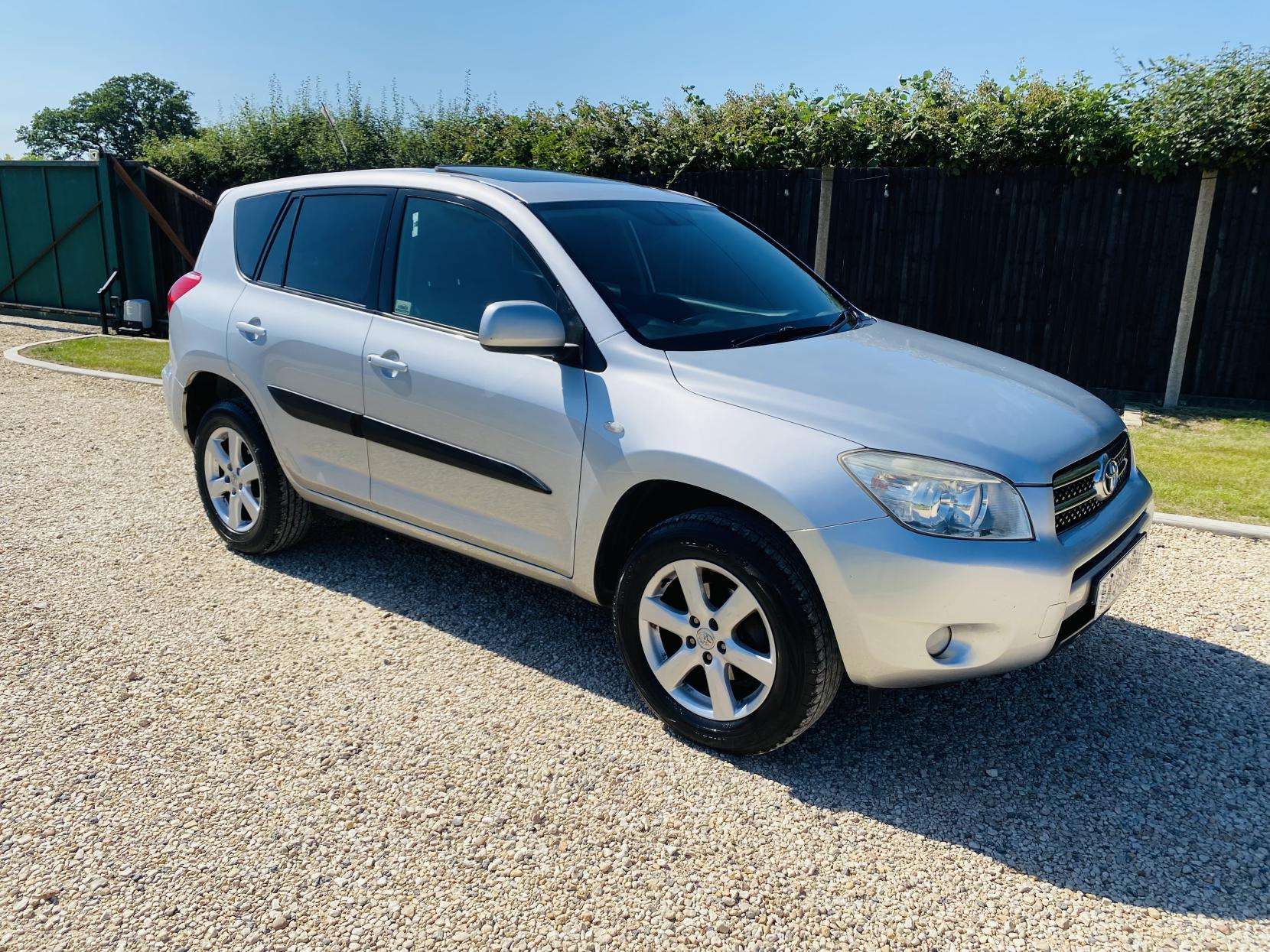 A 2008 TOYOTA RAV4 2.0 XT-R SUV 5dr Petrol Manual 4WD (202 g/km, 150 bhp) A 2008 TOYOTA RAV4 2.0 XT-R SUV 5dr Petrol Manual 4WD (202 g/km, 150 bhp)