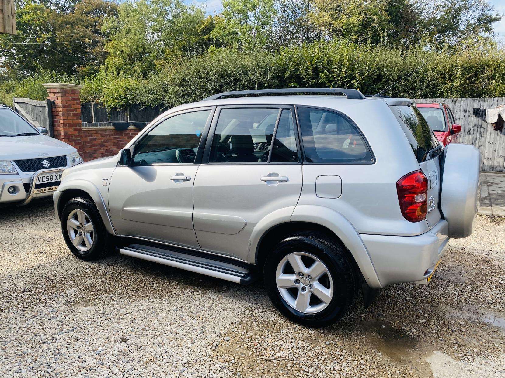 A 2004 TOYOTA RAV4 2.0 VVT-i XT4 SUV 5dr Petrol Automatic 4WD (224 g/km, 147 bhp) A 2004 TOYOTA RAV4 2.0 VVT-i XT4 SUV 5dr Petrol Automatic 4WD (224 g/km, 147 bhp)
