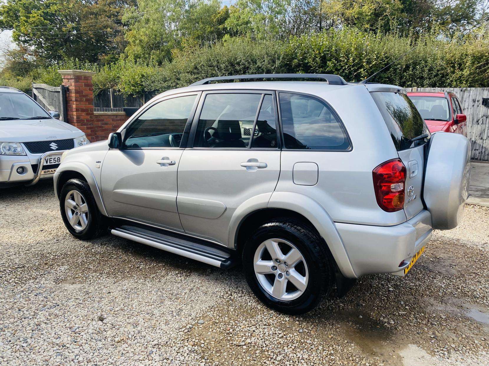 A 2004 TOYOTA RAV4 2.0 VVT-i XT4 SUV 5dr Petrol Automatic 4WD (224 g/km, 147 bhp) A 2004 TOYOTA RAV4 2.0 VVT-i XT4 SUV 5dr Petrol Automatic 4WD (224 g/km, 147 bhp)