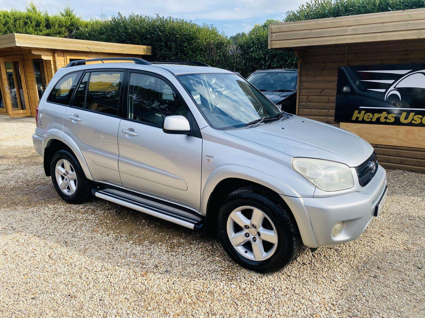 A 2004 TOYOTA RAV4 2.0 VVT-i XT4 SUV 5dr Petrol Automatic 4WD (224 g/km, 147 bhp) A 2004 TOYOTA RAV4 2.0 VVT-i XT4 SUV 5dr Petrol Automatic 4WD (224 g/km, 147 bhp)