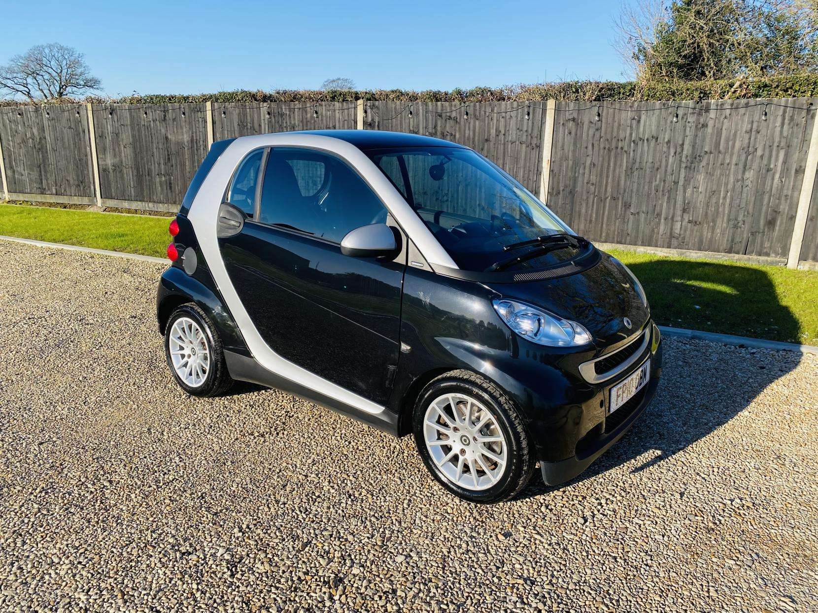 A 2010 SMART FORTWO 1.0 MHD Passion Coupe 2dr Petrol SoftTouch Euro 5 (s/s) (71 bhp) A 2010 SMART FORTWO 1.0 MHD Passion Coupe 2dr Petrol SoftTouch Euro 5 (s/s) (71 bhp)