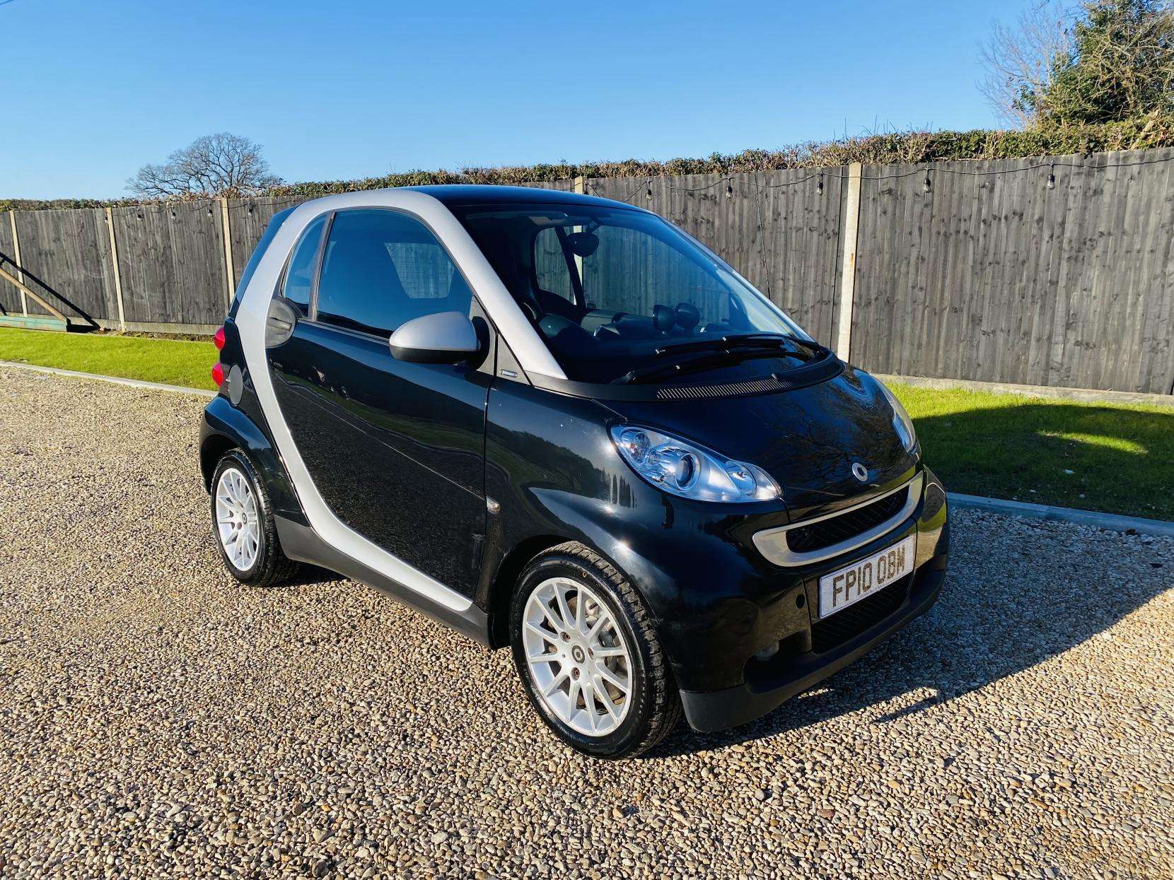 A 2010 SMART FORTWO 1.0 MHD Passion Coupe 2dr Petrol SoftTouch Euro 5 (s/s) (71 bhp) A 2010 SMART FORTWO 1.0 MHD Passion Coupe 2dr Petrol SoftTouch Euro 5 (s/s) (71 bhp)
