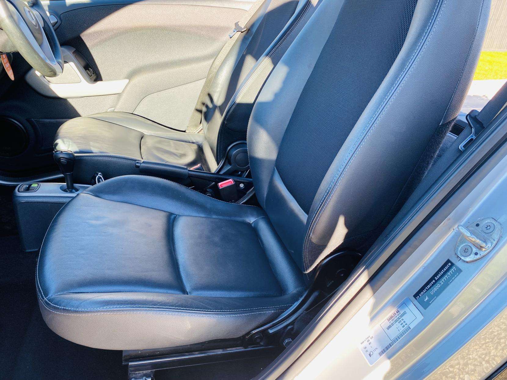 A 2010 SMART FORTWO 1.0 MHD Passion Coupe 2dr Petrol SoftTouch Euro 5 (s/s) (71 bhp) A 2010 SMART FORTWO 1.0 MHD Passion Coupe 2dr Petrol SoftTouch Euro 5 (s/s) (71 bhp)