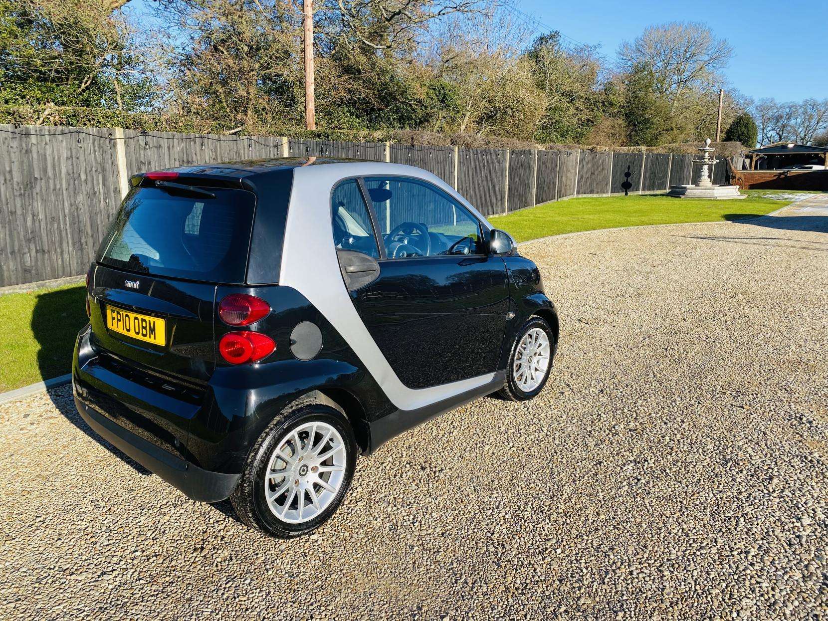A 2010 SMART FORTWO 1.0 MHD Passion Coupe 2dr Petrol SoftTouch Euro 5 (s/s) (71 bhp) A 2010 SMART FORTWO 1.0 MHD Passion Coupe 2dr Petrol SoftTouch Euro 5 (s/s) (71 bhp)