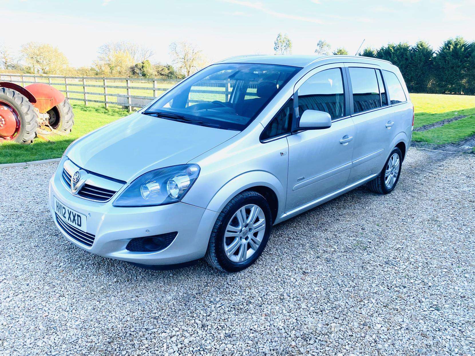 A 2012 VAUXHALL ZAFIRA 1.6 16V Design MPV 5dr Petrol Manual Euro 5 (SNav) (115 ps) A 2012 VAUXHALL ZAFIRA 1.6 16V Design MPV 5dr Petrol Manual Euro 5 (SNav) (115 ps)