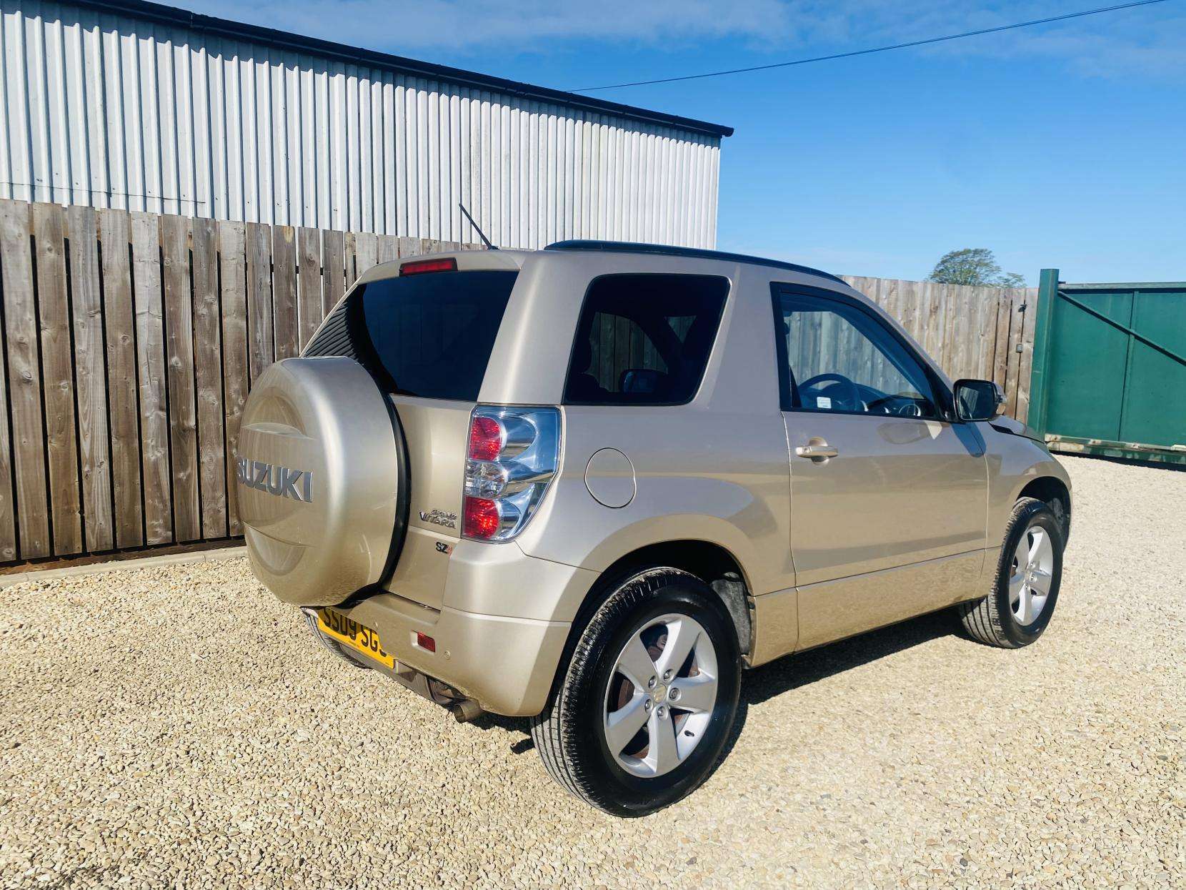 A 2009 SUZUKI GRAND VITARA 2.4 VVT SZ4 SUV 3dr Petrol Manual 4WD Euro 4 (166 ps) A 2009 SUZUKI GRAND VITARA 2.4 VVT SZ4 SUV 3dr Petrol Manual 4WD Euro 4 (166 ps)