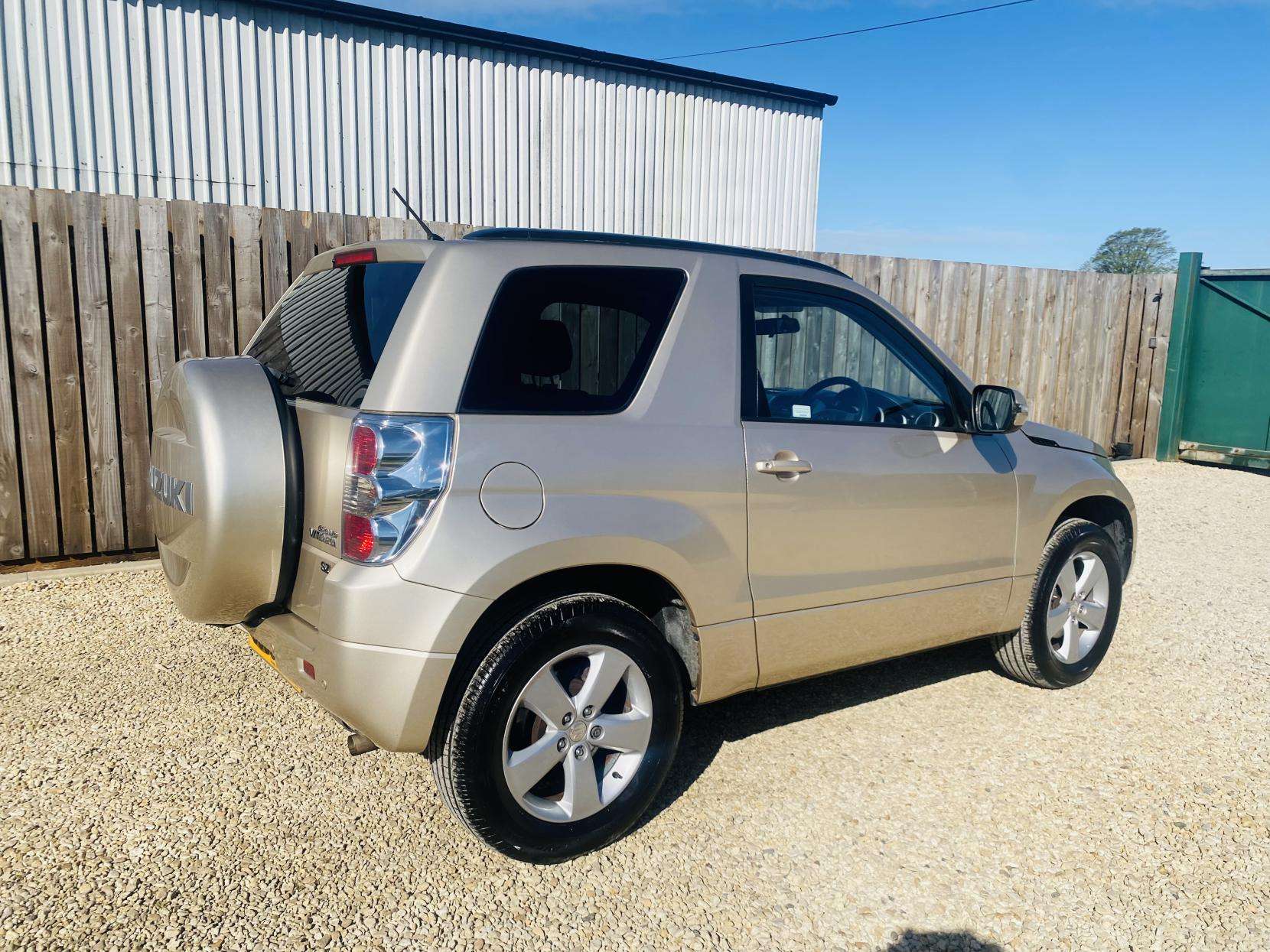 A 2009 SUZUKI GRAND VITARA 2.4 VVT SZ4 SUV 3dr Petrol Manual 4WD Euro 4 (166 ps) A 2009 SUZUKI GRAND VITARA 2.4 VVT SZ4 SUV 3dr Petrol Manual 4WD Euro 4 (166 ps)