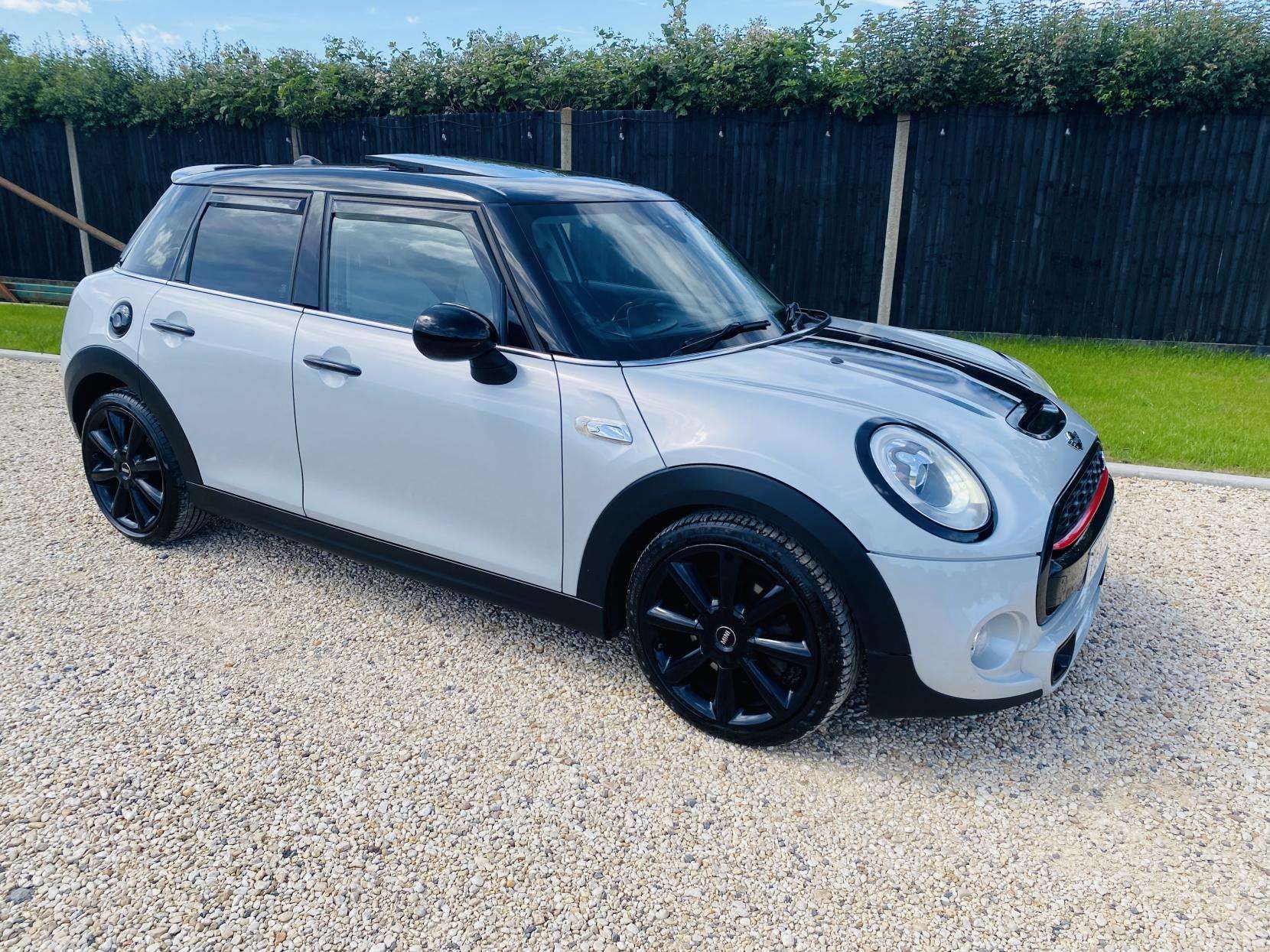 A 2015 MINI HATCH 2.0 Cooper SD Hatchback 5dr Diesel Auto 6Spd Euro 6 (s/s) (170 ps) A 2015 MINI HATCH 2.0 Cooper SD Hatchback 5dr Diesel Auto 6Spd Euro 6 (s/s) (170 ps)