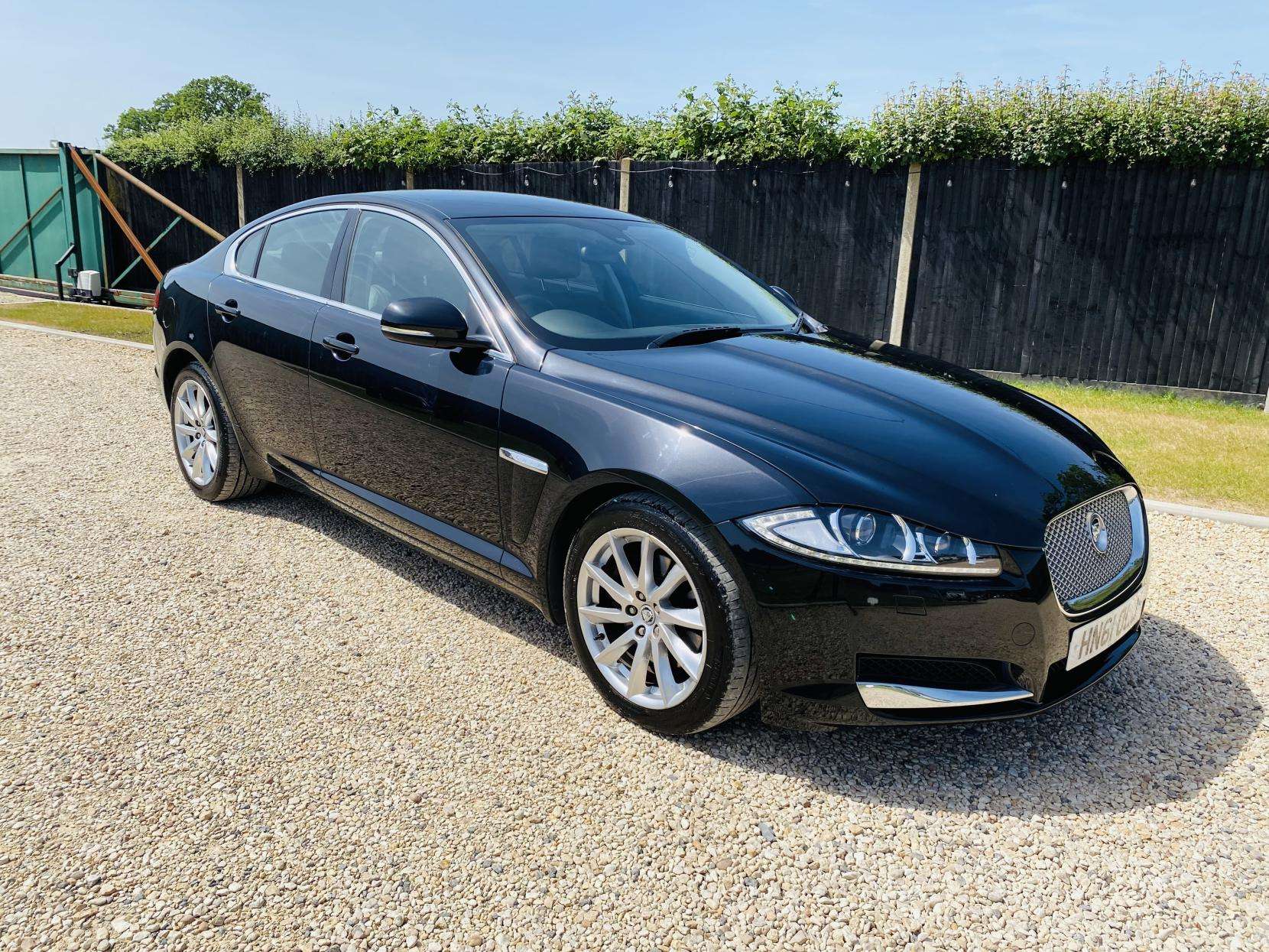 A 2012 JAGUAR XF 2.2d SE Saloon 4dr Diesel Auto Euro 5 (s/s) (190 ps) A 2012 JAGUAR XF 2.2d SE Saloon 4dr Diesel Auto Euro 5 (s/s) (190 ps)