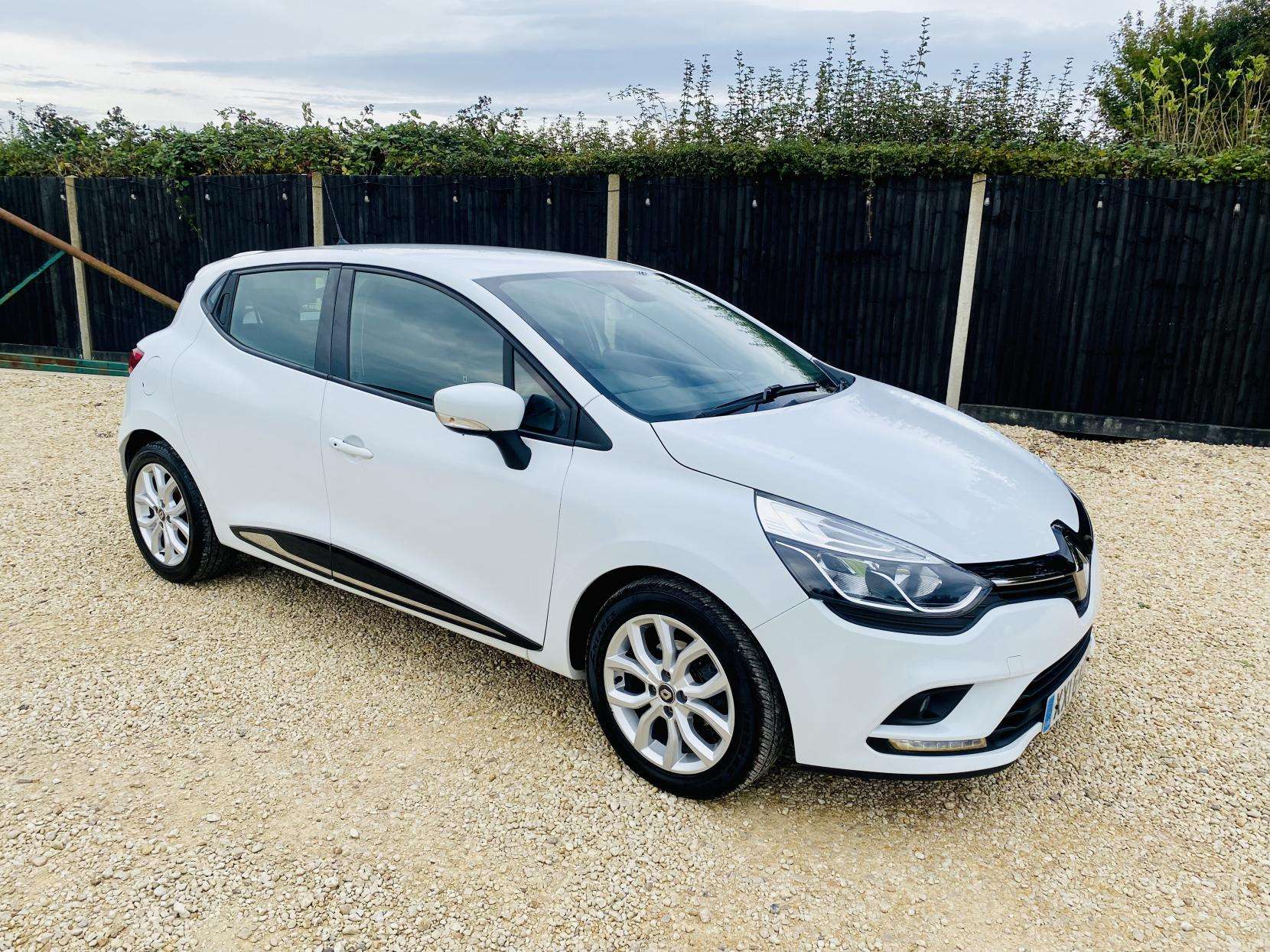 A 2018 RENAULT CLIO 1.2 16V Dynamique Nav Hatchback 5dr Petrol Manual Euro 6 (75 ps) A 2018 RENAULT CLIO 1.2 16V Dynamique Nav Hatchback 5dr Petrol Manual Euro 6 (75 ps)