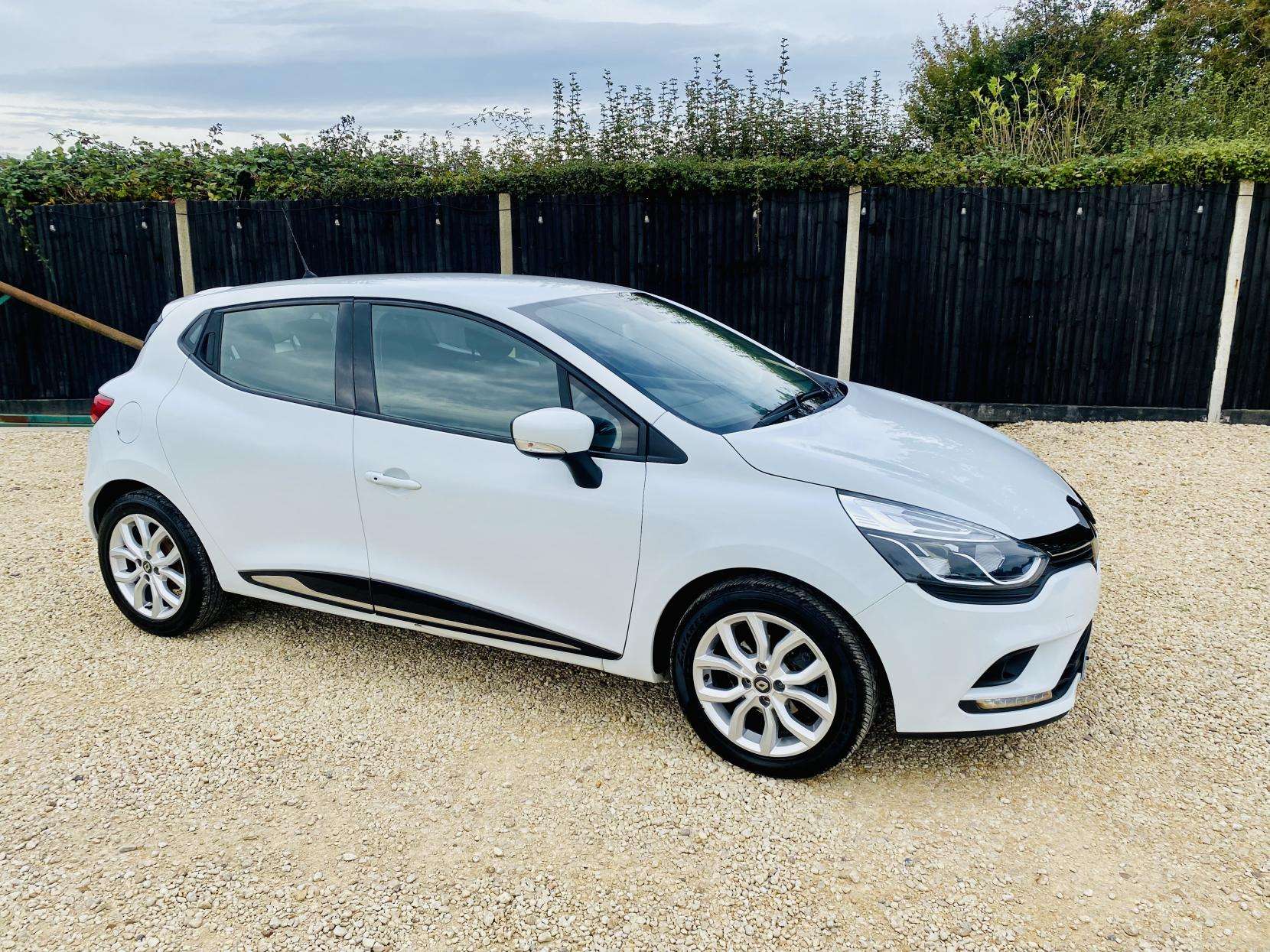 A 2018 RENAULT CLIO 1.2 16V Dynamique Nav Hatchback 5dr Petrol Manual Euro 6 (75 ps) A 2018 RENAULT CLIO 1.2 16V Dynamique Nav Hatchback 5dr Petrol Manual Euro 6 (75 ps)
