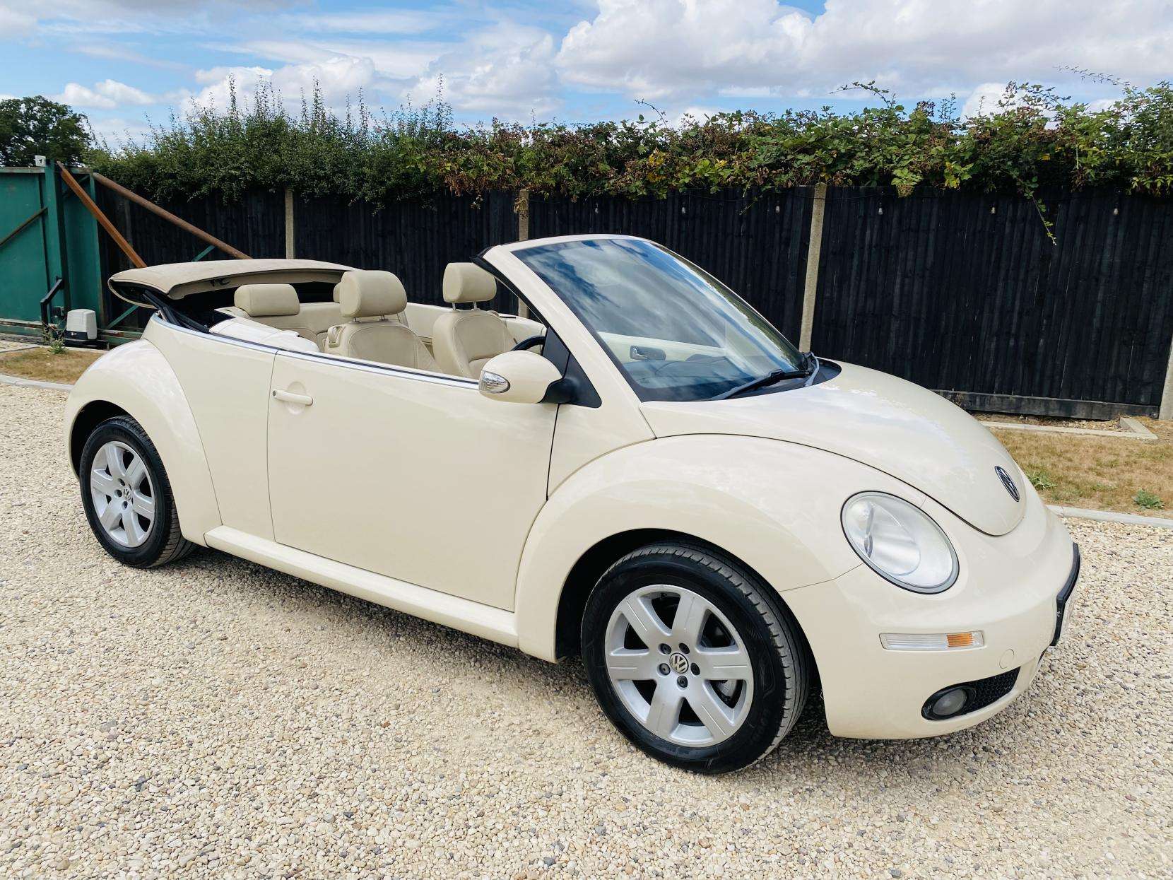 A 2010 VOLKSWAGEN BEETLE 1.6 Cabriolet 2dr Petrol Manual Euro 4 (102 ps) A 2010 VOLKSWAGEN BEETLE 1.6 Cabriolet 2dr Petrol Manual Euro 4 (102 ps)