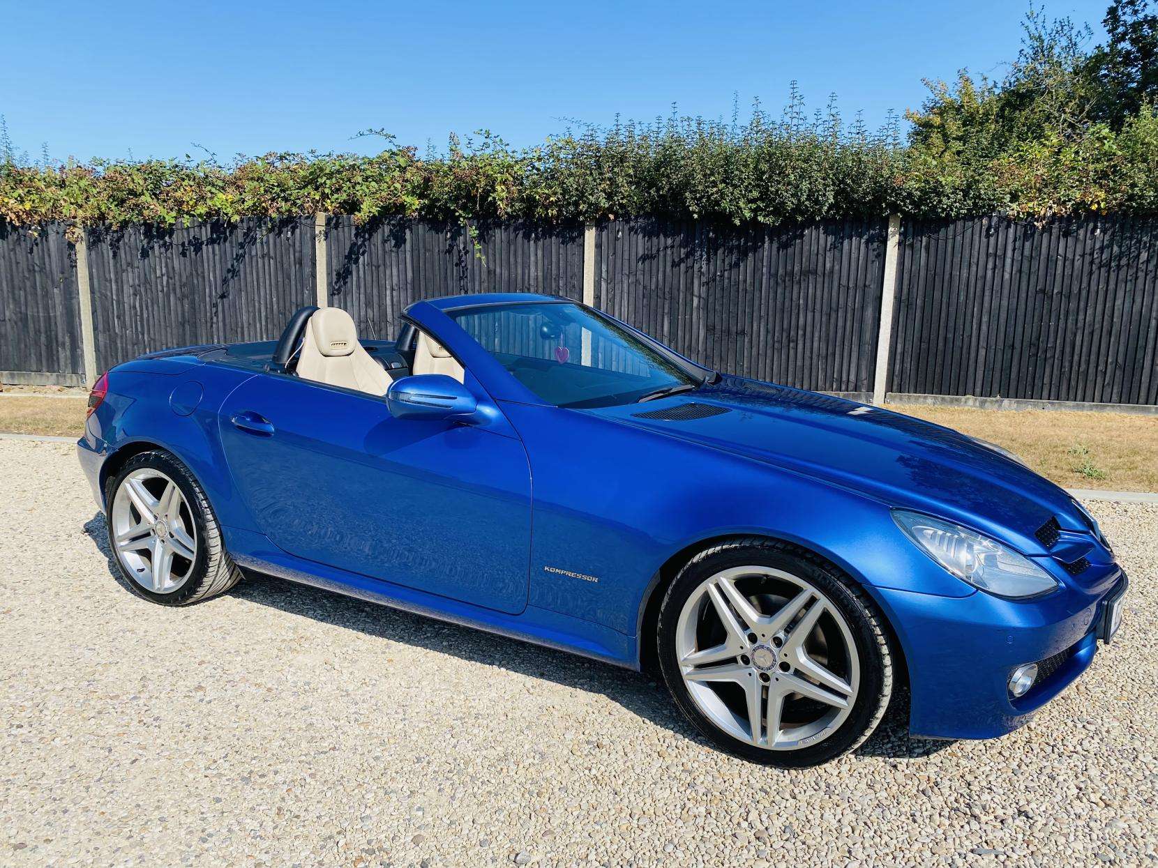 A 2011 MERCEDES-BENZ SLK 1.8 SLK200K Convertible 2dr Petrol Tiptronic Euro 5 (184 ps) A 2011 MERCEDES-BENZ SLK 1.8 SLK200K Convertible 2dr Petrol Tiptronic Euro 5 (184 ps)