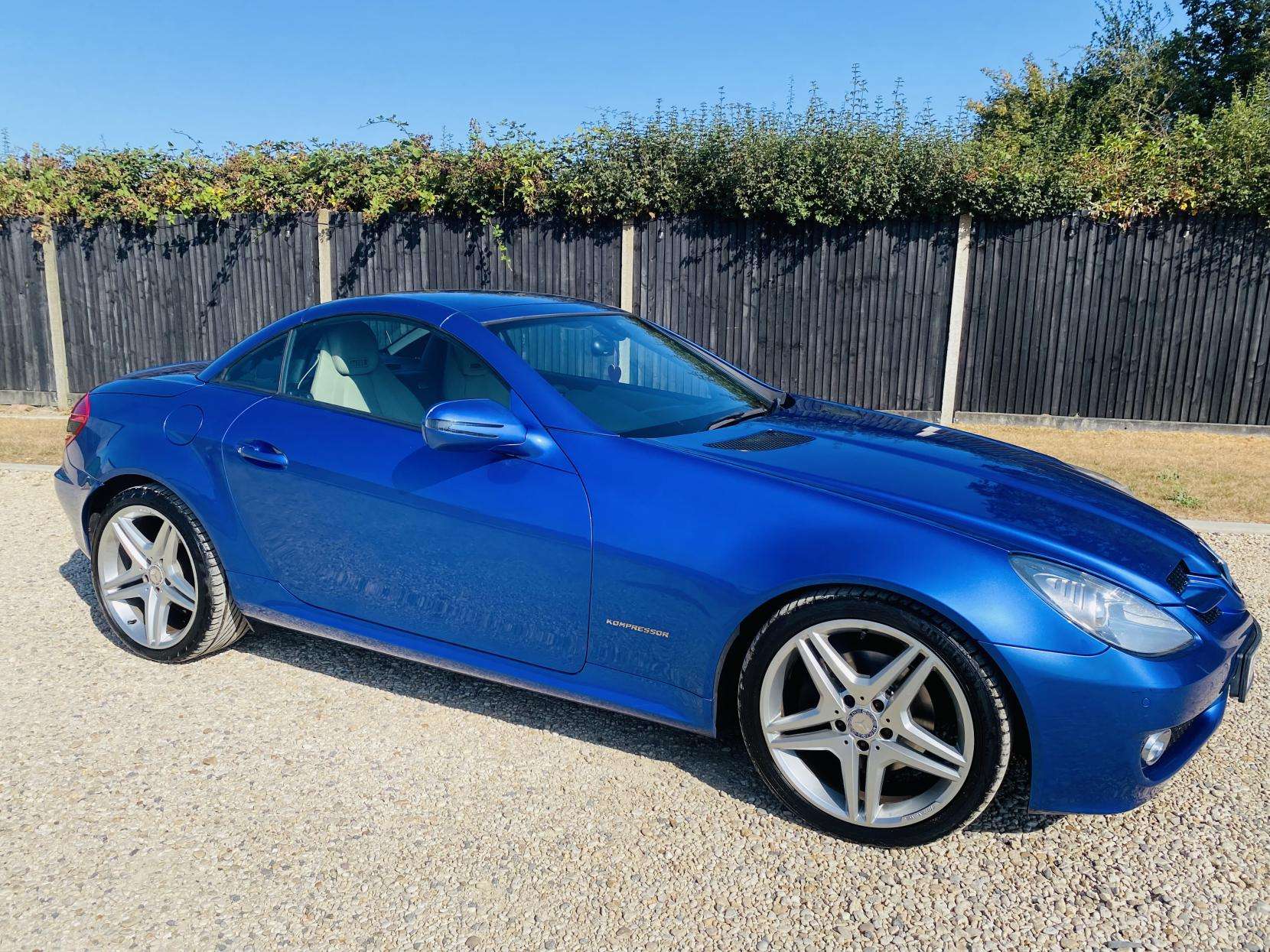 A 2011 MERCEDES-BENZ SLK 1.8 SLK200K Convertible 2dr Petrol Tiptronic Euro 5 (184 ps) A 2011 MERCEDES-BENZ SLK 1.8 SLK200K Convertible 2dr Petrol Tiptronic Euro 5 (184 ps)