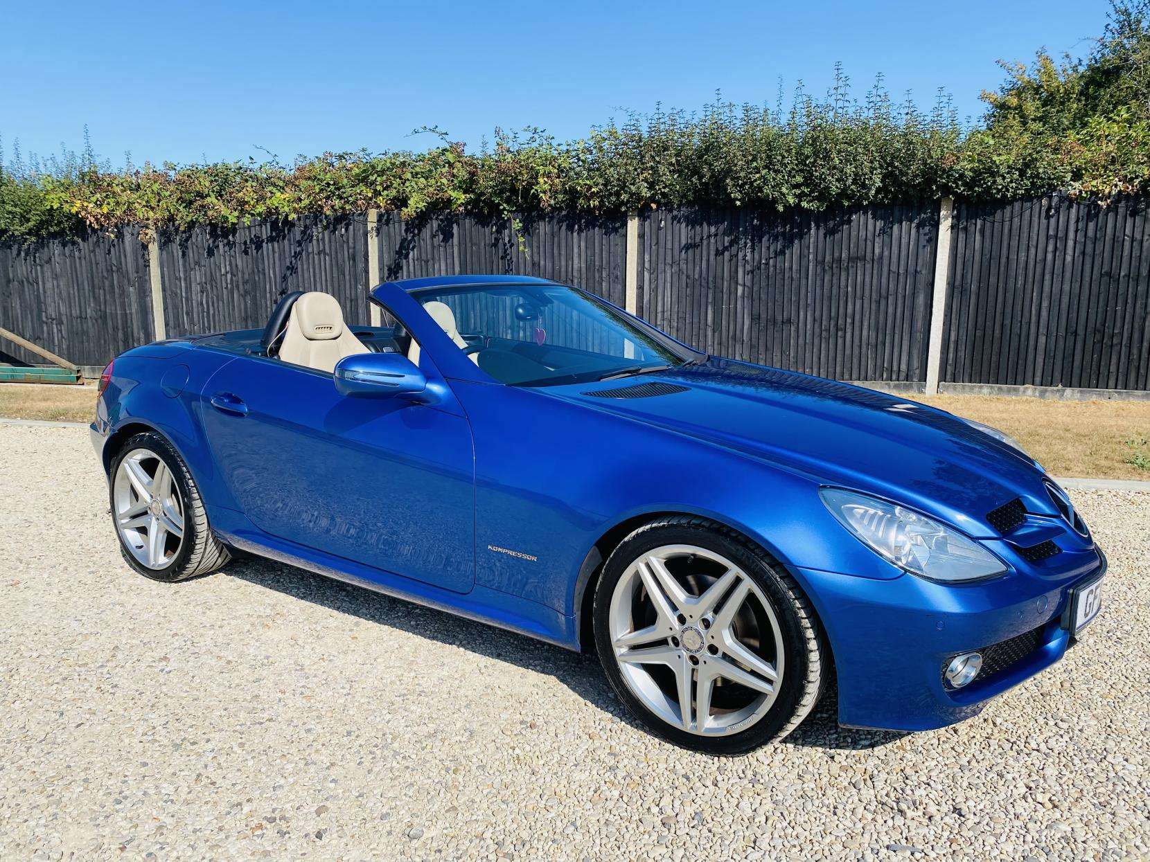 A 2011 MERCEDES-BENZ SLK 1.8 SLK200K Convertible 2dr Petrol Tiptronic Euro 5 (184 ps) A 2011 MERCEDES-BENZ SLK 1.8 SLK200K Convertible 2dr Petrol Tiptronic Euro 5 (184 ps)