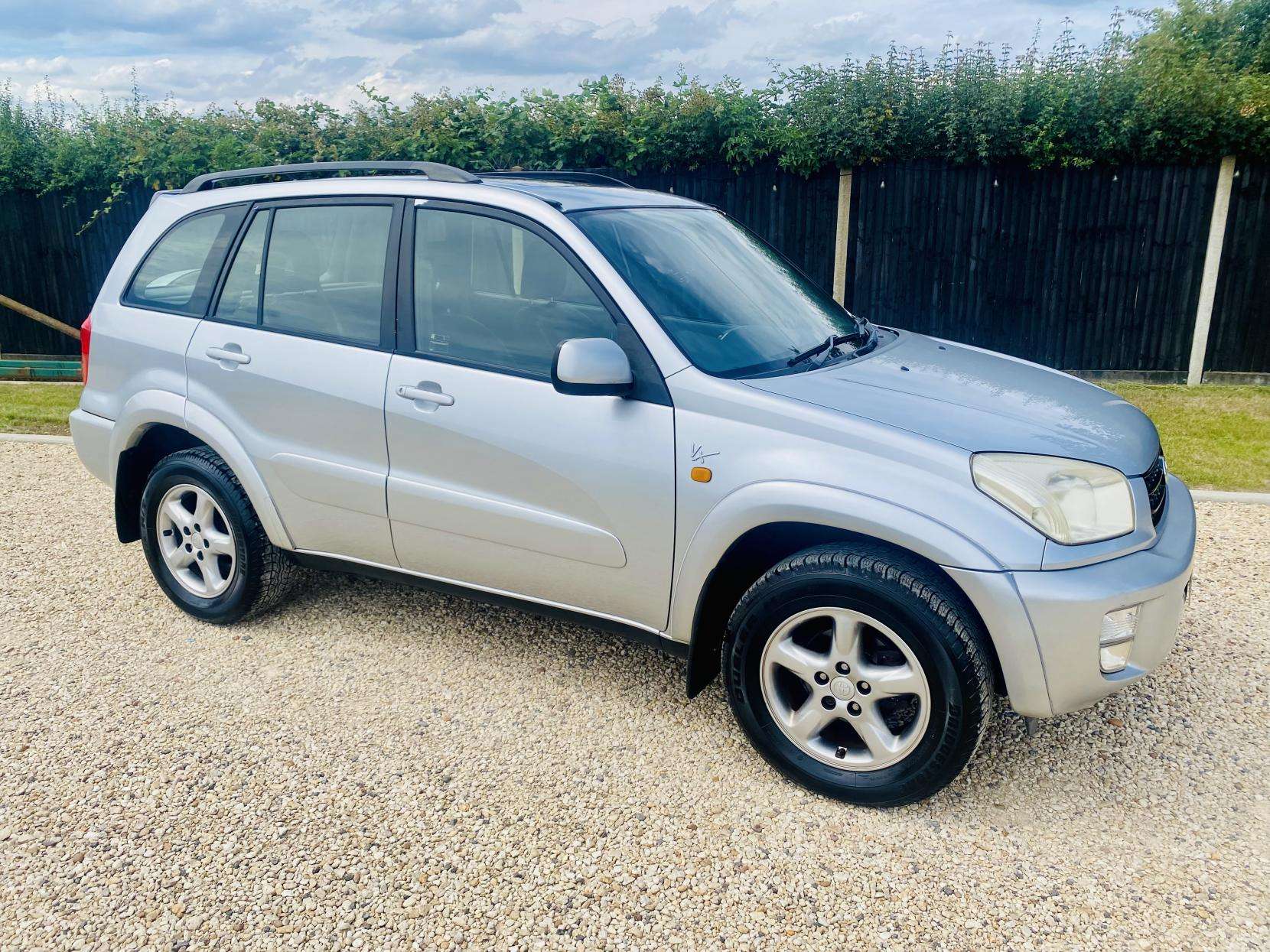 A 2003 TOYOTA RAV4 2.0 VVT-i VX SUV 5dr Petrol Automatic 4WD (224 g/km, 147 bhp) A 2003 TOYOTA RAV4 2.0 VVT-i VX SUV 5dr Petrol Automatic 4WD (224 g/km, 147 bhp)