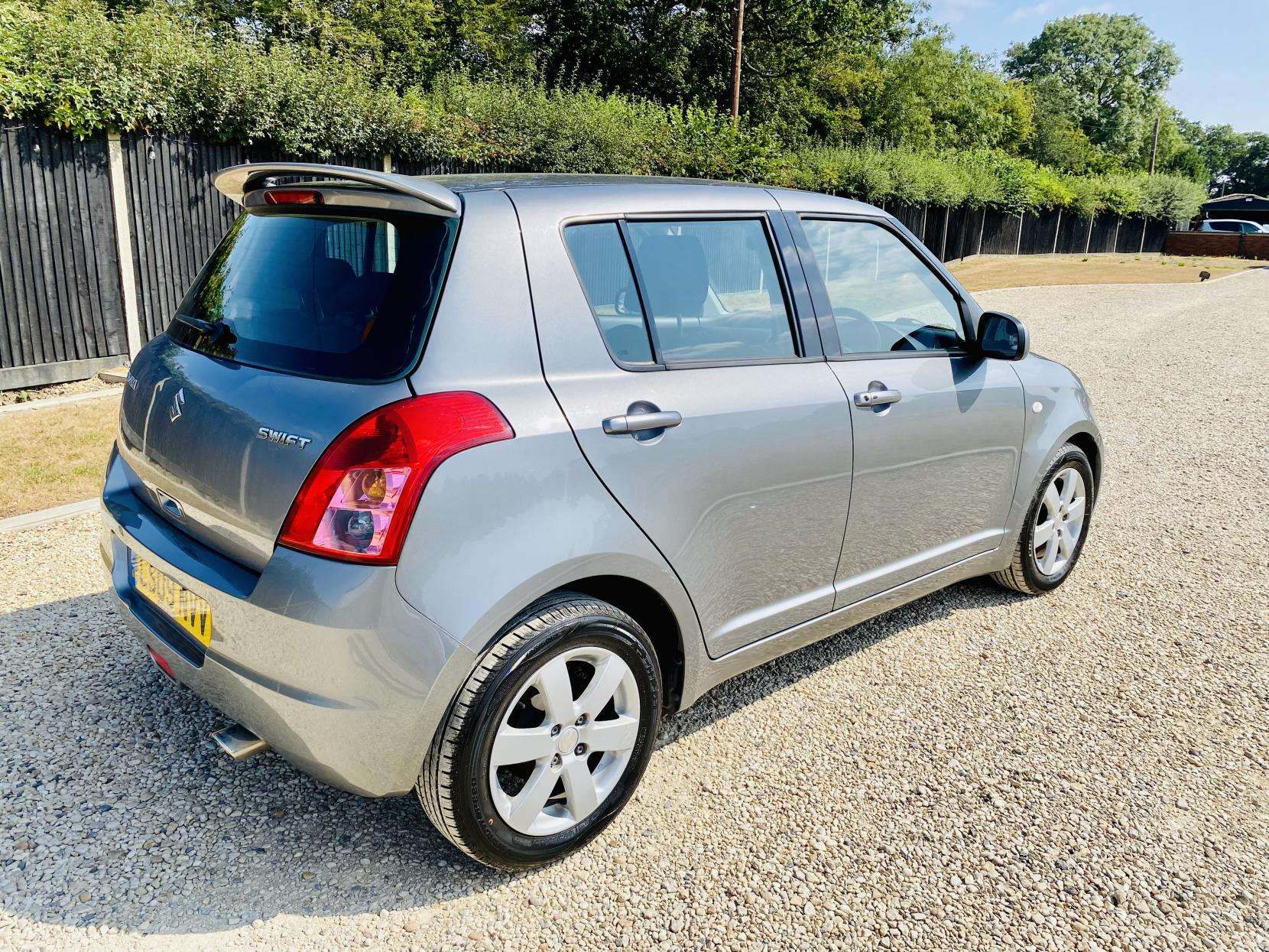 A 2009 SUZUKI SWIFT 1.5 GLX Hatchback 5dr Petrol Automatic (153 g/km, 101 bhp) A 2009 SUZUKI SWIFT 1.5 GLX Hatchback 5dr Petrol Automatic (153 g/km, 101 bhp)