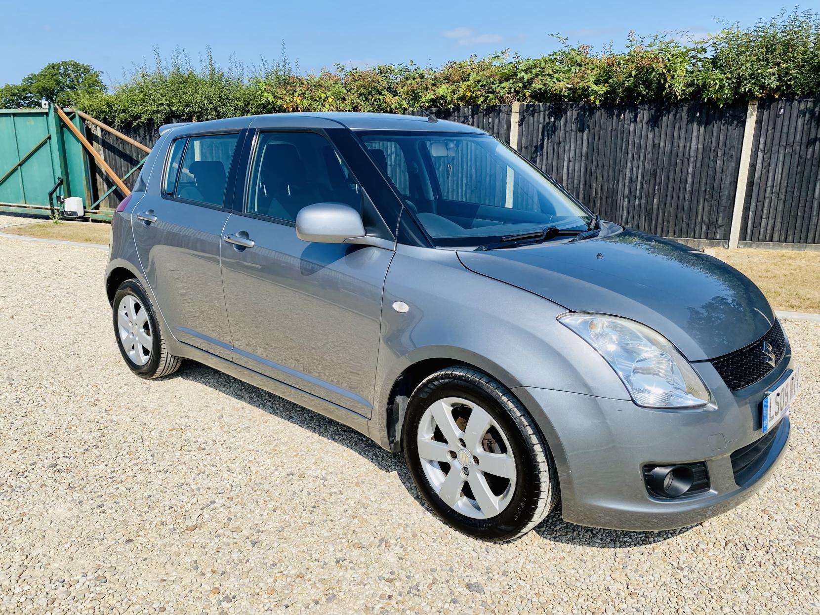 A 2009 SUZUKI SWIFT 1.5 GLX Hatchback 5dr Petrol Automatic (153 g/km, 101 bhp) A 2009 SUZUKI SWIFT 1.5 GLX Hatchback 5dr Petrol Automatic (153 g/km, 101 bhp)