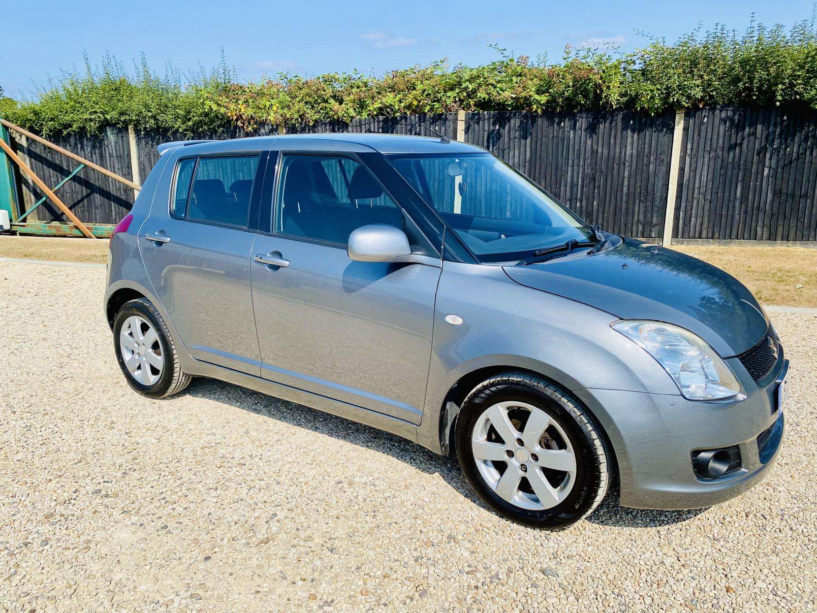 A 2009 SUZUKI SWIFT 1.5 GLX Hatchback 5dr Petrol Automatic (153 g/km, 101 bhp) A 2009 SUZUKI SWIFT 1.5 GLX Hatchback 5dr Petrol Automatic (153 g/km, 101 bhp)