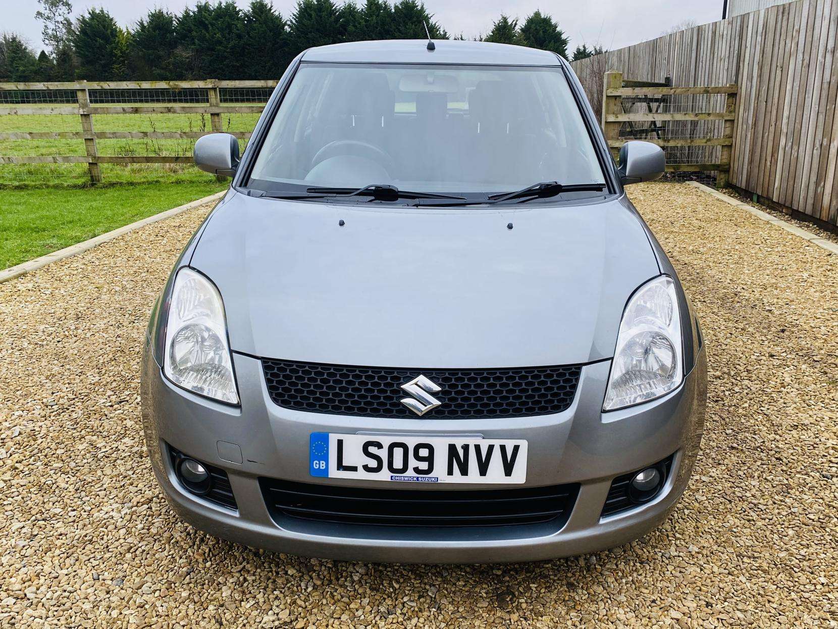 A 2009 SUZUKI SWIFT 1.5 GLX Hatchback 5dr Petrol Automatic (153 g/km, 101 bhp) A 2009 SUZUKI SWIFT 1.5 GLX Hatchback 5dr Petrol Automatic (153 g/km, 101 bhp)