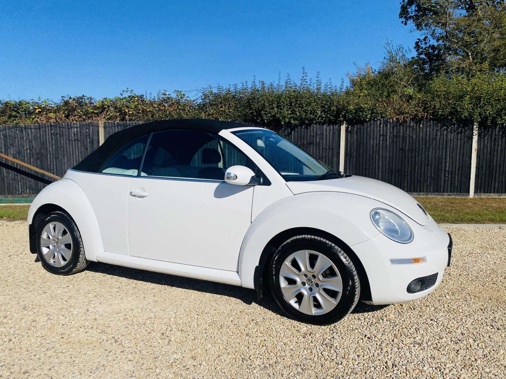 A 2009 VOLKSWAGEN BEETLE 1.6 Cabriolet 2dr Petrol Manual Euro 4 (102 ps) A 2009 VOLKSWAGEN BEETLE 1.6 Cabriolet 2dr Petrol Manual Euro 4 (102 ps)