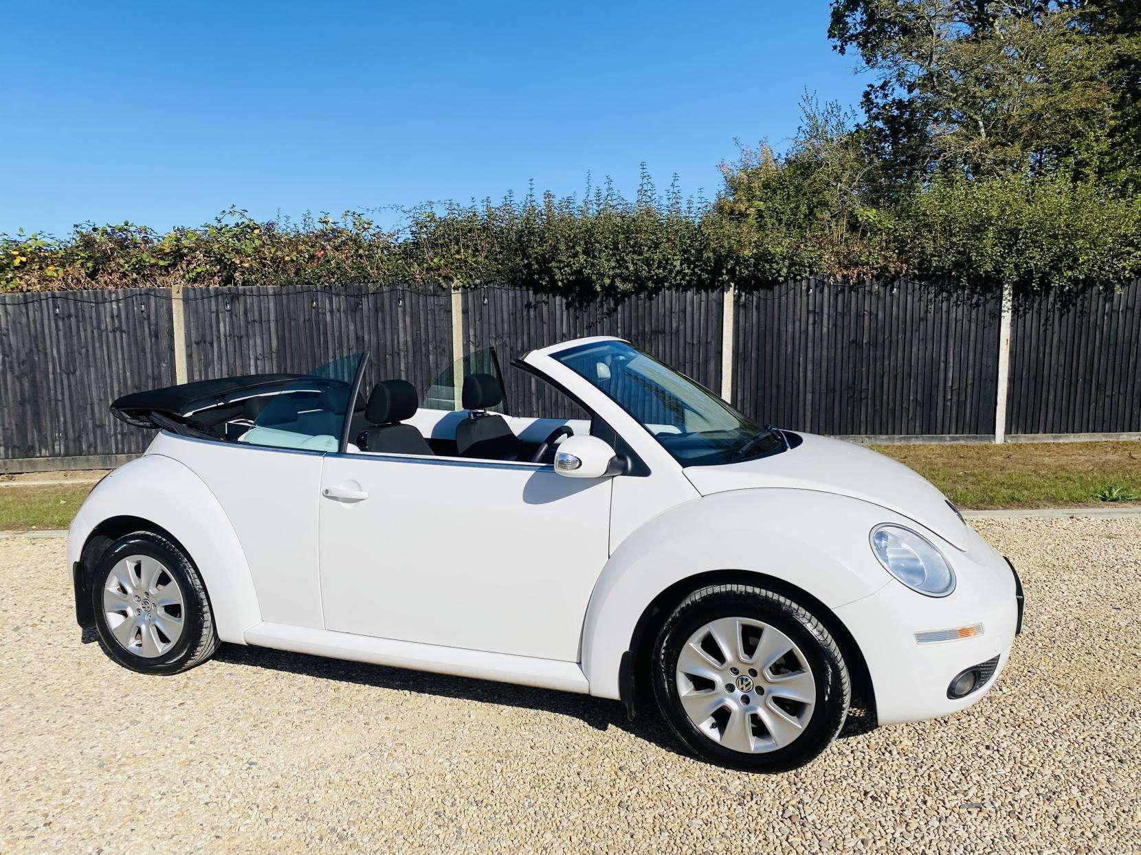 A 2009 VOLKSWAGEN BEETLE 1.6 Cabriolet 2dr Petrol Manual Euro 4 (102 ps) A 2009 VOLKSWAGEN BEETLE 1.6 Cabriolet 2dr Petrol Manual Euro 4 (102 ps)