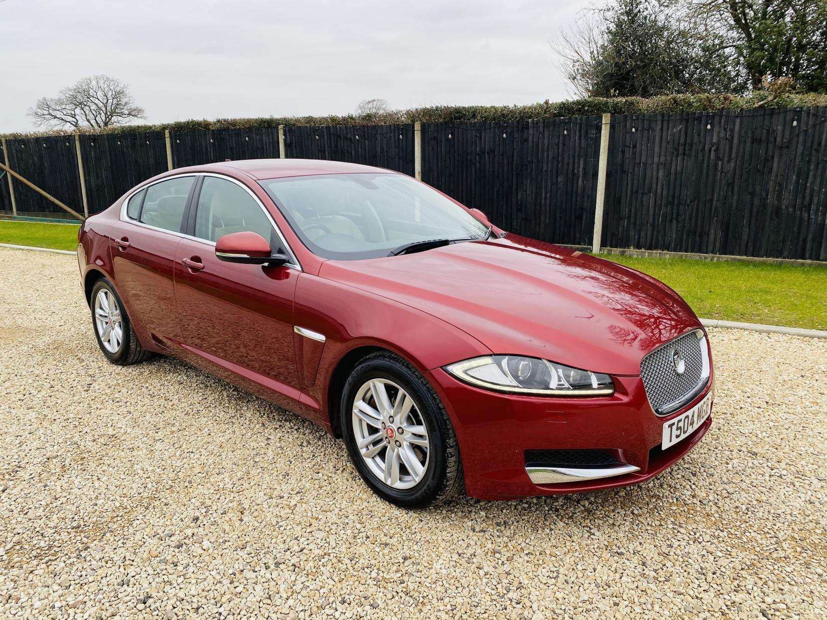 A 2013 JAGUAR XF 3.0d V6 Luxury Saloon 4dr Diesel Auto Euro 5 (s/s) (240 ps) A 2013 JAGUAR XF 3.0d V6 Luxury Saloon 4dr Diesel Auto Euro 5 (s/s) (240 ps)