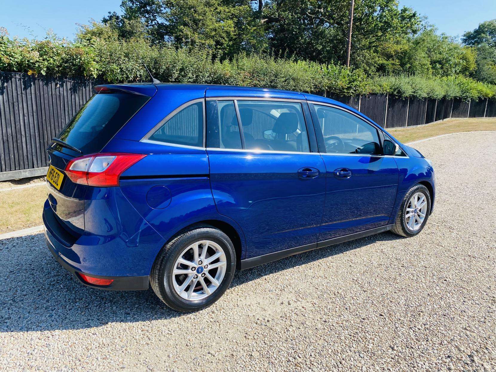 A 2016 FORD GRAND C-MAX 1.5 TDCi Zetec MPV 5dr Diesel Powershift Euro 6 (s/s) (120 ps) A 2016 FORD GRAND C-MAX 1.5 TDCi Zetec MPV 5dr Diesel Powershift Euro 6 (s/s) (120 ps)