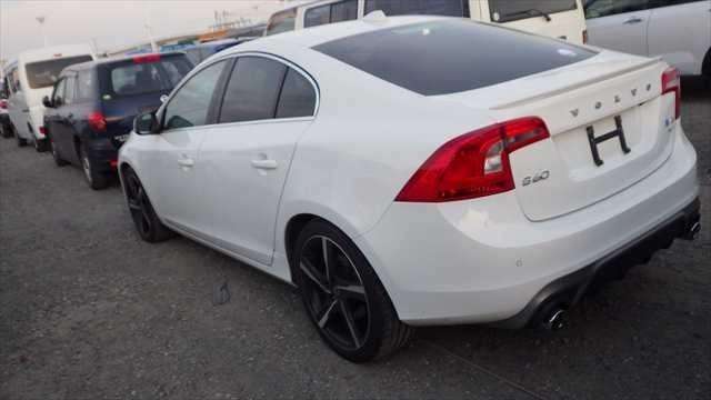 A 2015 VOLVO S60 AWD T6 A 2015 VOLVO S60 AWD T6