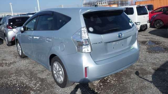 A 2014 TOYOTA PRIUS ALPHA S A 2014 TOYOTA PRIUS ALPHA S