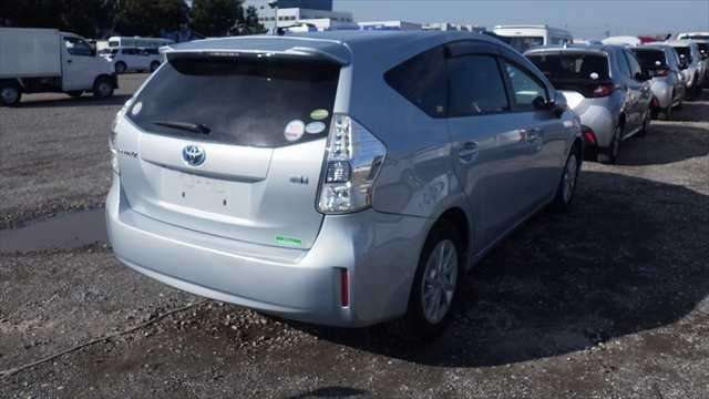 A 2014 TOYOTA PRIUS ALPHA S A 2014 TOYOTA PRIUS ALPHA S