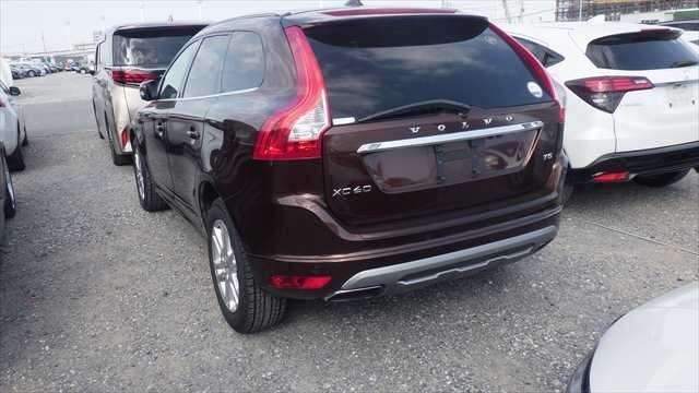A 2013 VOLVO XC60 T5 SE A 2013 VOLVO XC60 T5 SE