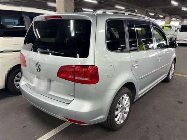A 2012 VOLKSWAGEN TOURAN TSI Highline A 2012 VOLKSWAGEN TOURAN TSI Highline