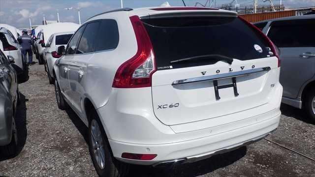 A 2015 VOLVO XC60 T5 SE A 2015 VOLVO XC60 T5 SE