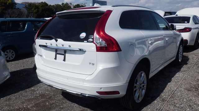A 2015 VOLVO XC60 T5 SE A 2015 VOLVO XC60 T5 SE