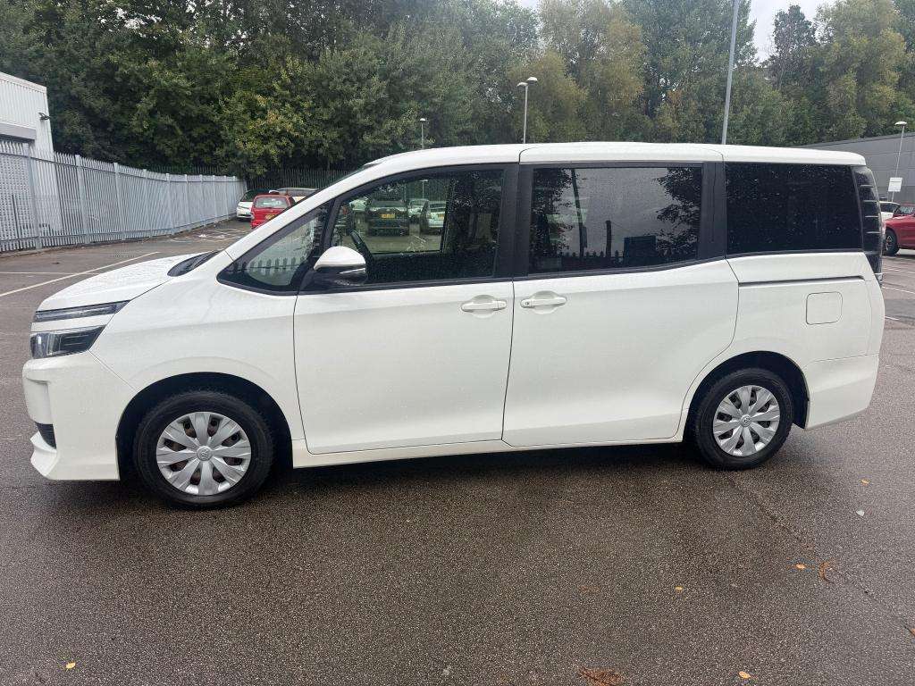 A 2016 TOYOTA VOXY X C Package A 2016 TOYOTA VOXY X C Package