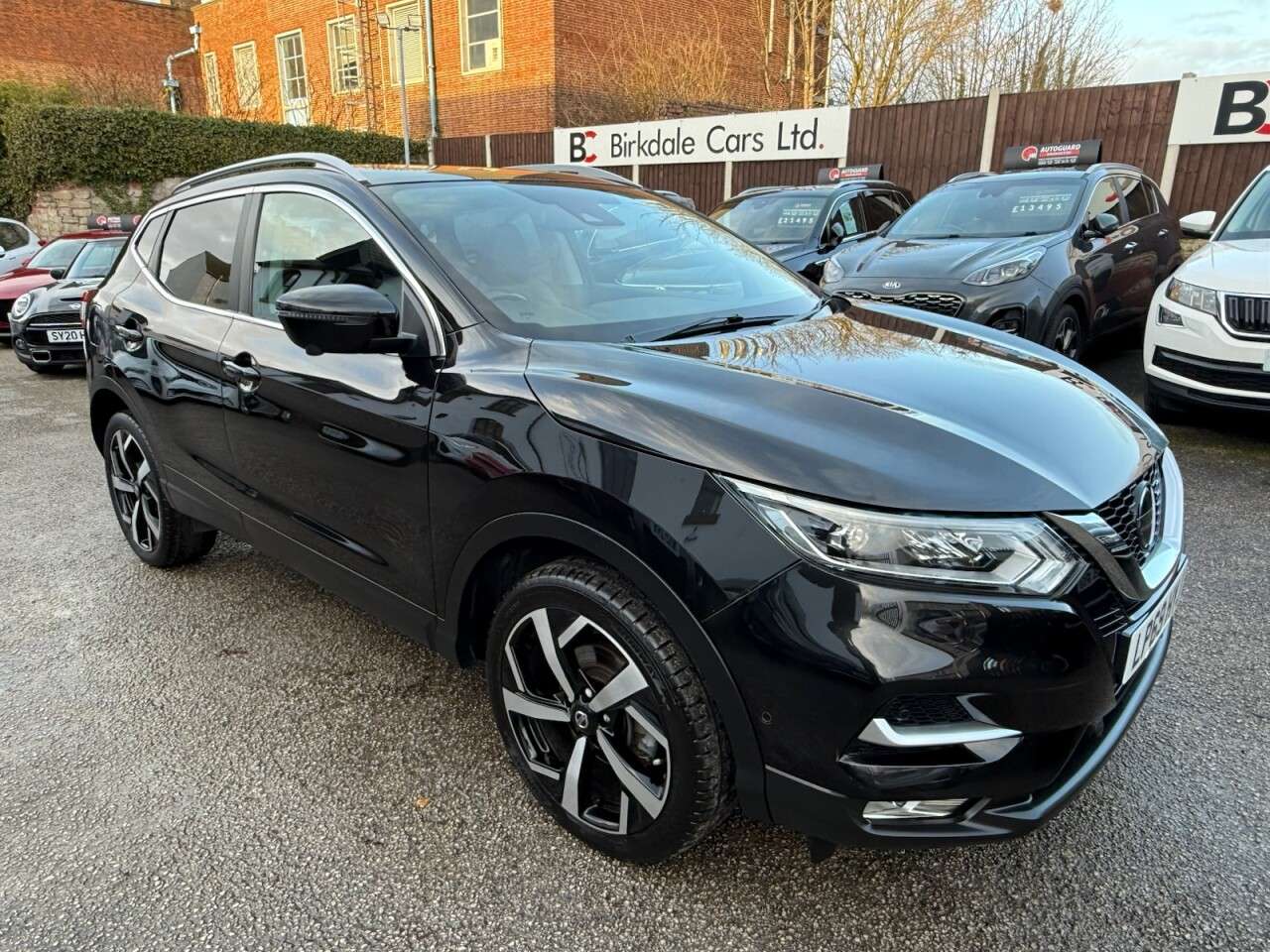 A 2019 NISSAN QASHQAI 1.3 DIG-T Tekna SUV 5dr Petrol Manual Euro 6 (s/s) (140 ps) FSH - HALF LEAT A 2019 NISSAN QASHQAI 1.3 DIG-T Tekna SUV 5dr Petrol Manual Euro 6 (s/s) (140 ps) FSH - HALF LEAT