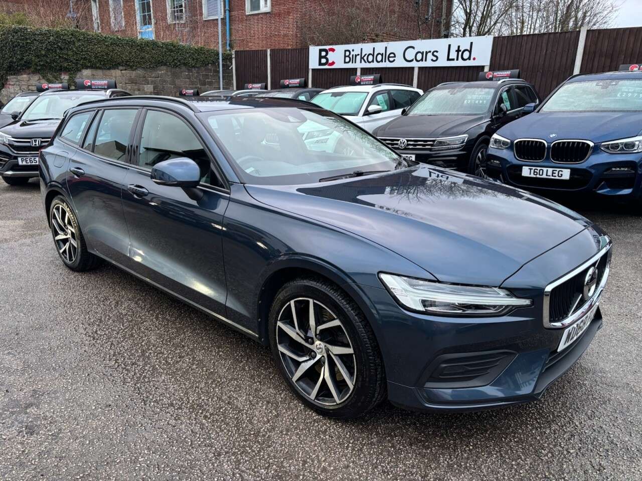 A 2018 VOLVO V60 2.0 T5 Momentum Estate 5dr Petrol Auto Euro 6 (s/s) (250 ps) FSH - HALF LEA A 2018 VOLVO V60 2.0 T5 Momentum Estate 5dr Petrol Auto Euro 6 (s/s) (250 ps) FSH - HALF LEA