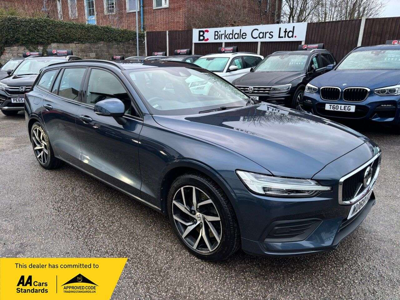 A 2018 VOLVO V60 2.0 T5 Momentum Estate 5dr Petrol Auto Euro 6 (s/s) (250 ps) FSH - HALF LEA A 2018 VOLVO V60 2.0 T5 Momentum Estate 5dr Petrol Auto Euro 6 (s/s) (250 ps) FSH - HALF LEA
