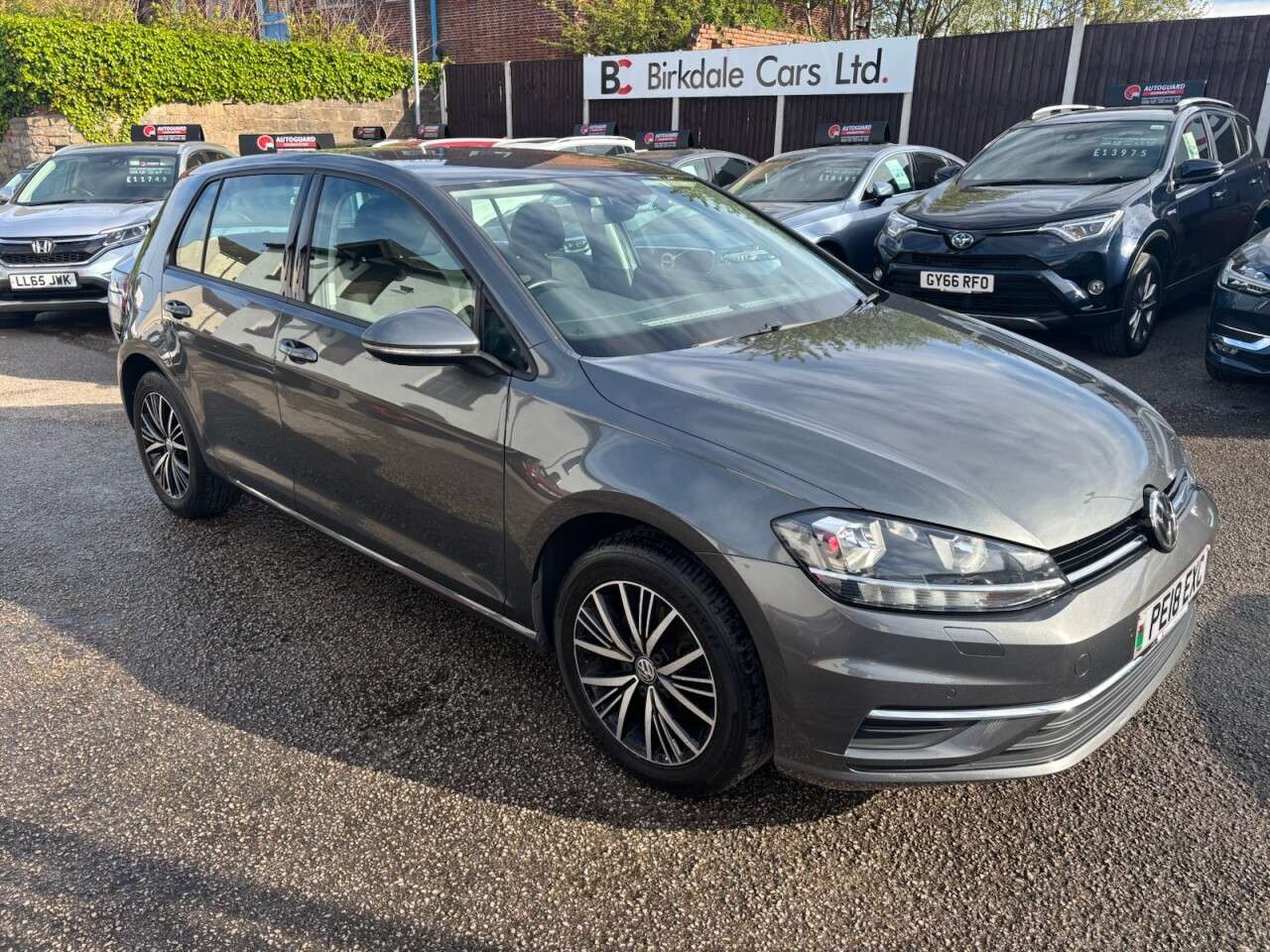 A 2018 VOLKSWAGEN GOLF 1.6 TDI SE Nav Hatchback 5dr Diesel Manual Euro 6 (s/s) (115 ps) FSH - HEAT A 2018 VOLKSWAGEN GOLF 1.6 TDI SE Nav Hatchback 5dr Diesel Manual Euro 6 (s/s) (115 ps) FSH - HEAT