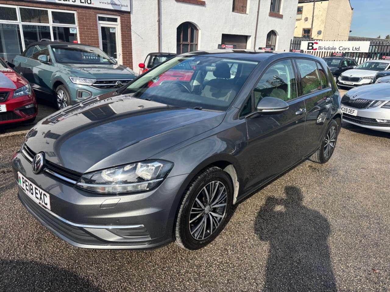 A 2018 VOLKSWAGEN GOLF 1.6 TDI SE Nav Hatchback 5dr Diesel Manual Euro 6 (s/s) (115 ps) FSH - HEAT A 2018 VOLKSWAGEN GOLF 1.6 TDI SE Nav Hatchback 5dr Diesel Manual Euro 6 (s/s) (115 ps) FSH - HEAT