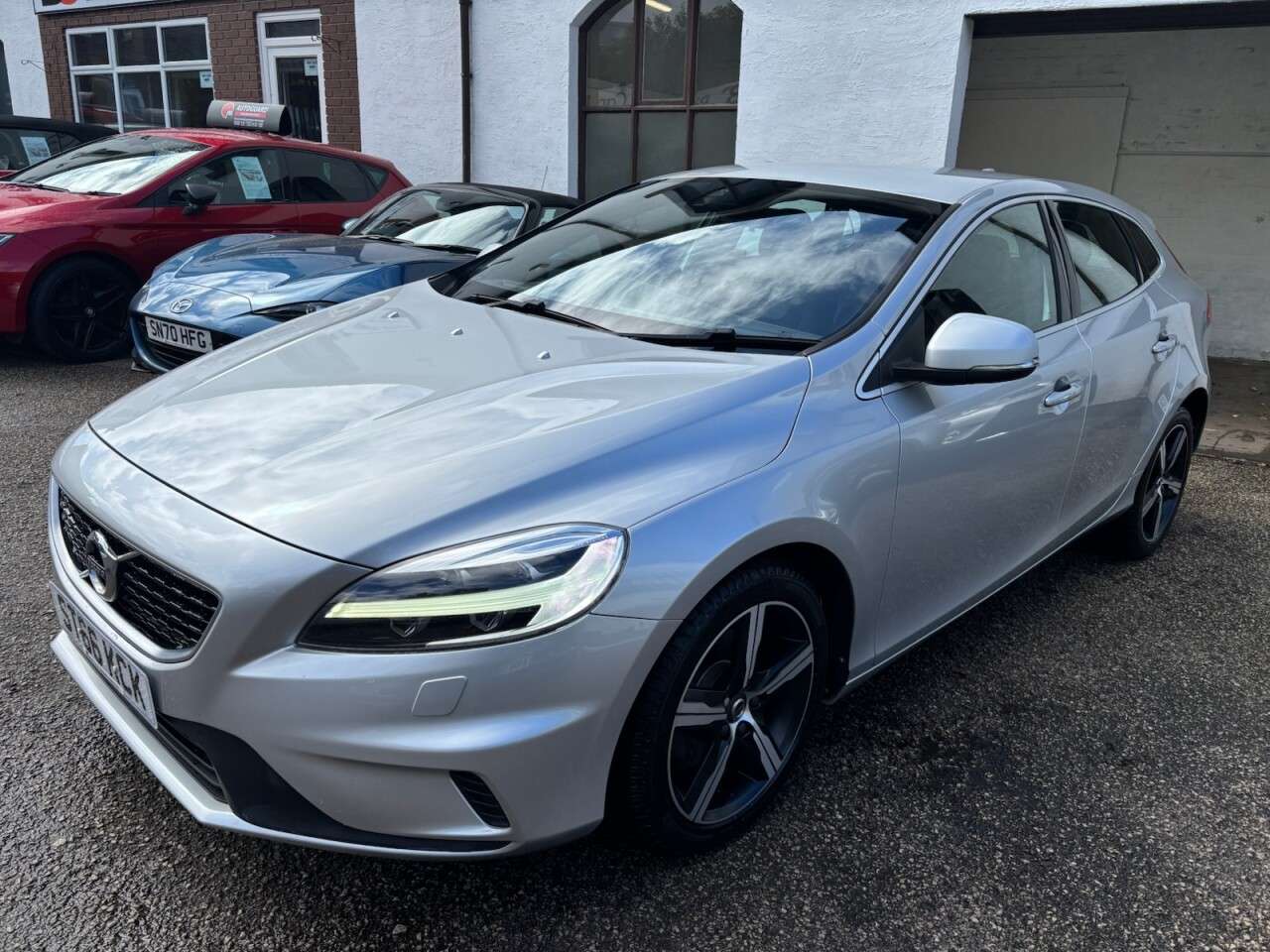 A 2016 VOLVO V40 2.0 T2 R-Design Hatchback 5dr Petrol Manual Euro 6 (s/s) (122 ps) FSH - WIN A 2016 VOLVO V40 2.0 T2 R-Design Hatchback 5dr Petrol Manual Euro 6 (s/s) (122 ps) FSH - WIN