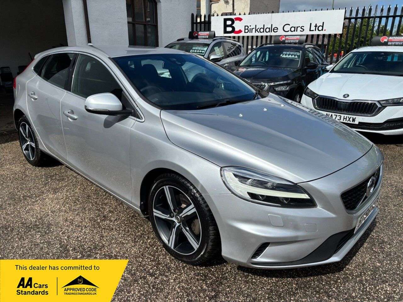 A 2016 VOLVO V40 2.0 T2 R-Design Hatchback 5dr Petrol Manual Euro 6 (s/s) (122 ps) FSH - WIN A 2016 VOLVO V40 2.0 T2 R-Design Hatchback 5dr Petrol Manual Euro 6 (s/s) (122 ps) FSH - WIN