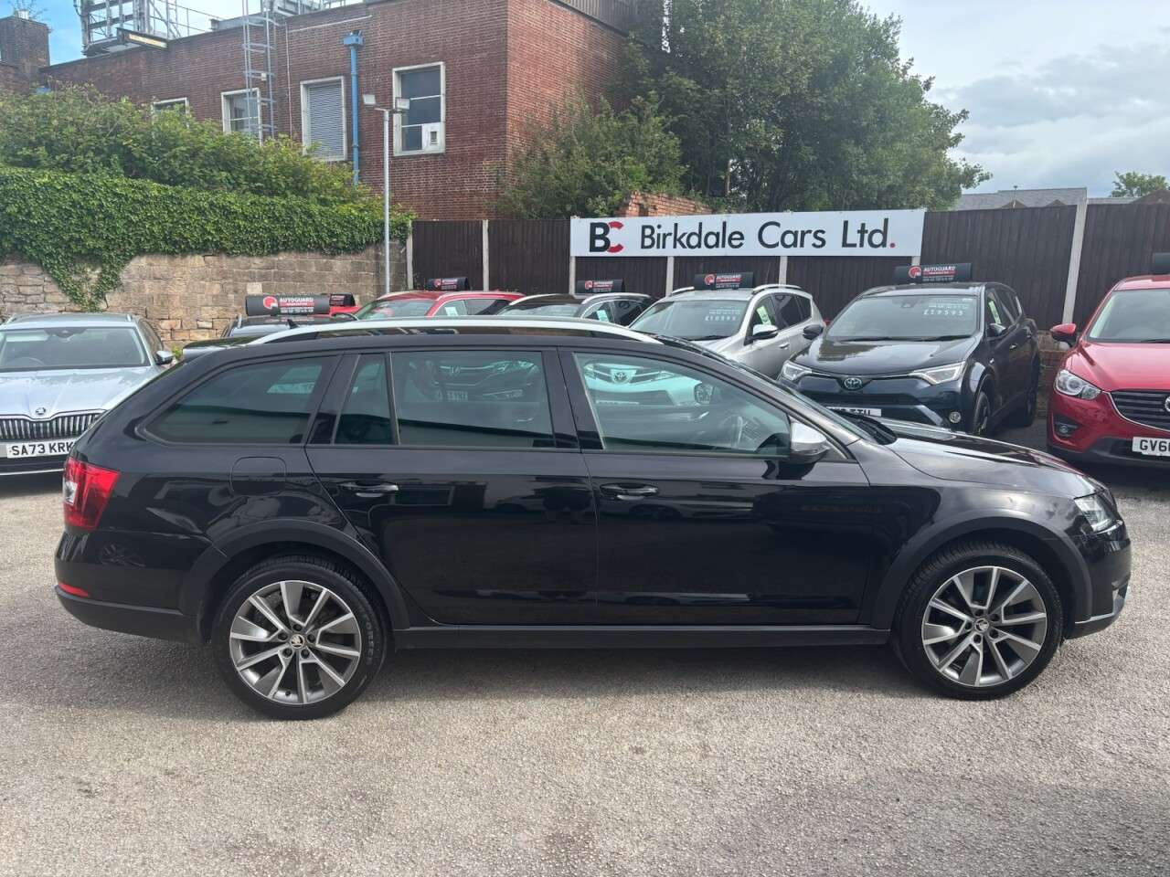 A 2019 SKODA OCTAVIA 2.0 TDI Scout Estate 5dr Diesel DSG 4WD Auto Euro 6 (s/s) (150 ps) FSH - AP A 2019 SKODA OCTAVIA 2.0 TDI Scout Estate 5dr Diesel DSG 4WD Auto Euro 6 (s/s) (150 ps) FSH - AP