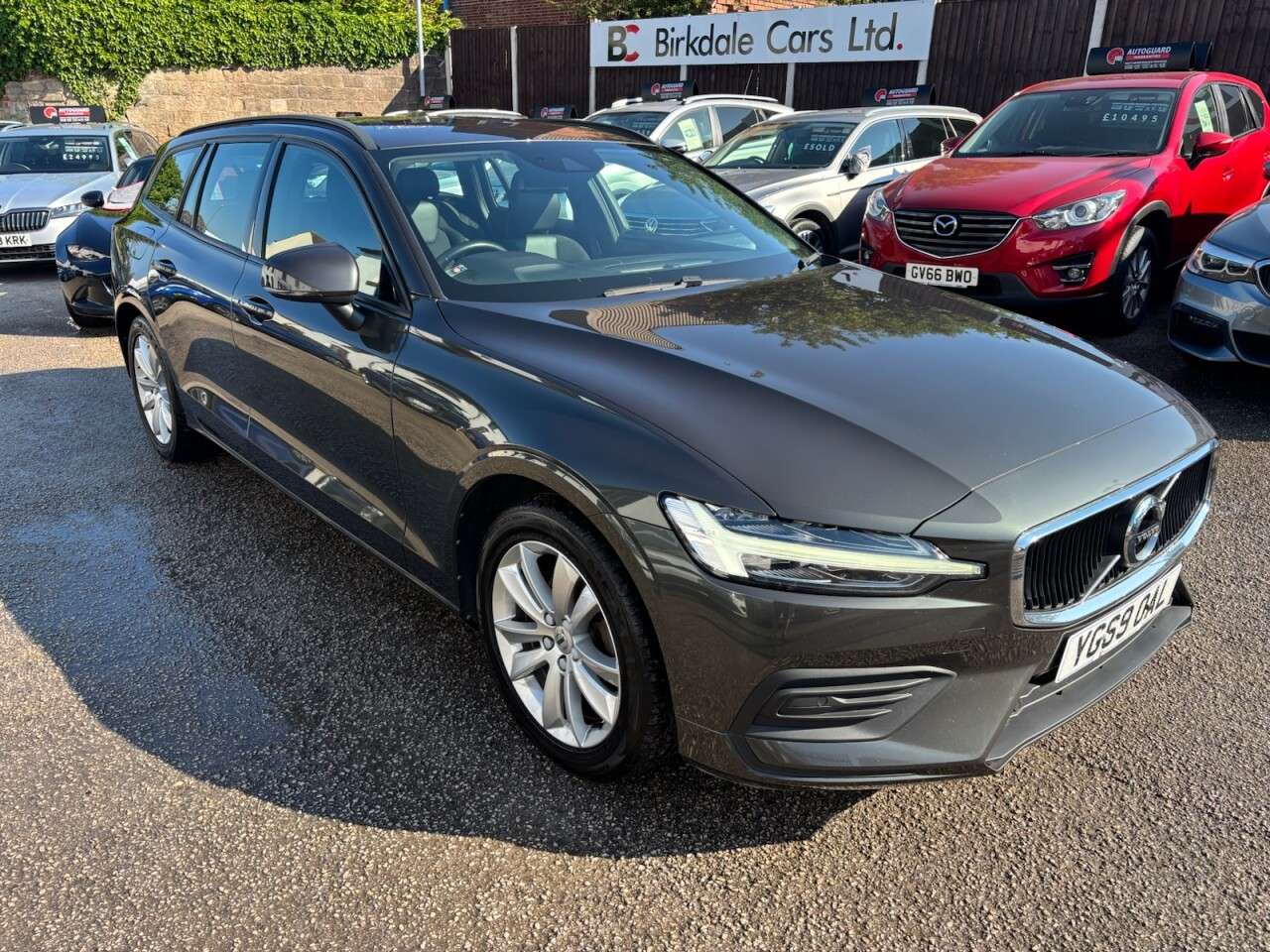 A 2019 VOLVO V60 2.0 D4 Momentum Plus Estate 5dr Diesel Manual Euro 6 (s/s) (190 ps) FSH - H A 2019 VOLVO V60 2.0 D4 Momentum Plus Estate 5dr Diesel Manual Euro 6 (s/s) (190 ps) FSH - H