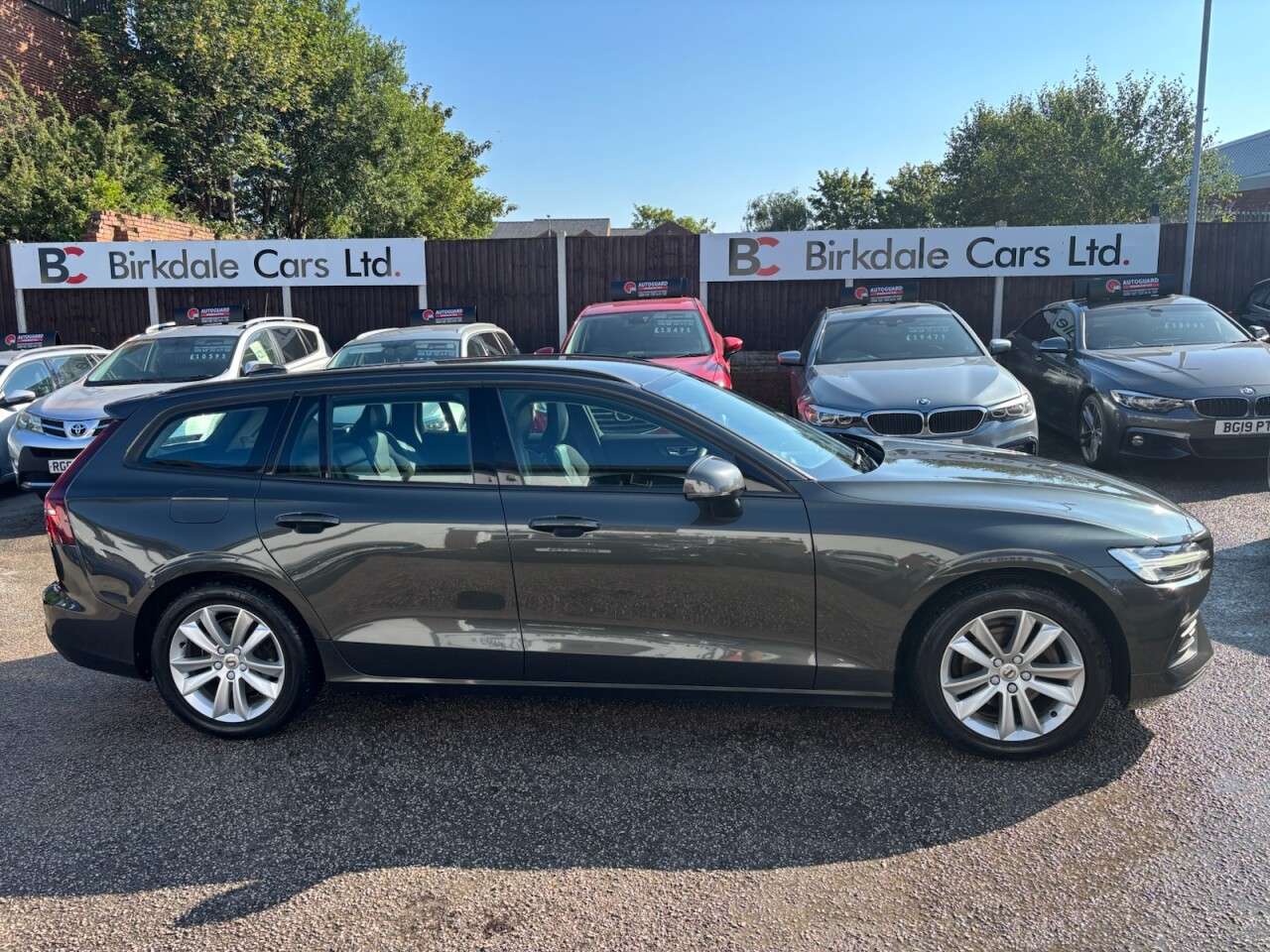 A 2019 VOLVO V60 2.0 D4 Momentum Plus Estate 5dr Diesel Manual Euro 6 (s/s) (190 ps) FSH - H A 2019 VOLVO V60 2.0 D4 Momentum Plus Estate 5dr Diesel Manual Euro 6 (s/s) (190 ps) FSH - H